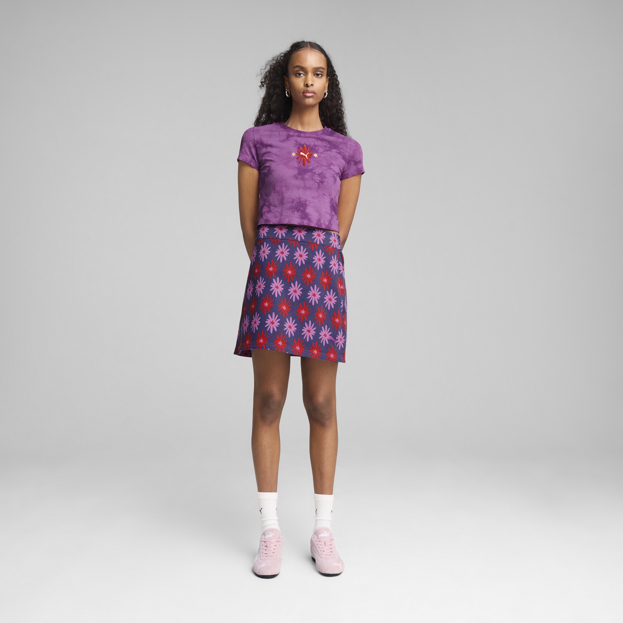 PUMA T-Shirt »WARDROBE ESS FLORAL PACK Kurzes figurbetontes T-Shirt mit«