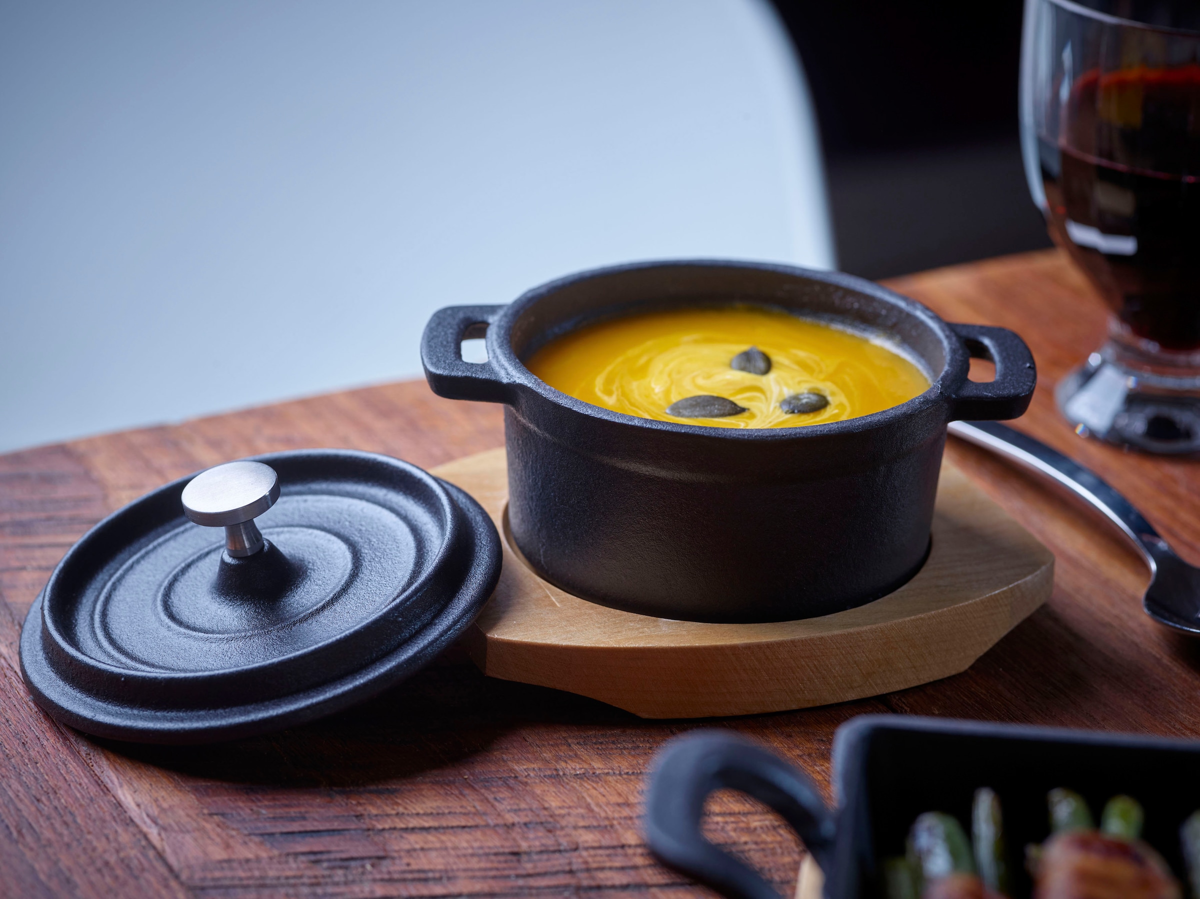 ECHTWERK Kochtopf »Mini Cocotte«, Gusseisen-Emaille, für Backöfen, Grill, BBQ, Induktion, mit Servierbrett, 200 ml, Ø 10 cm
