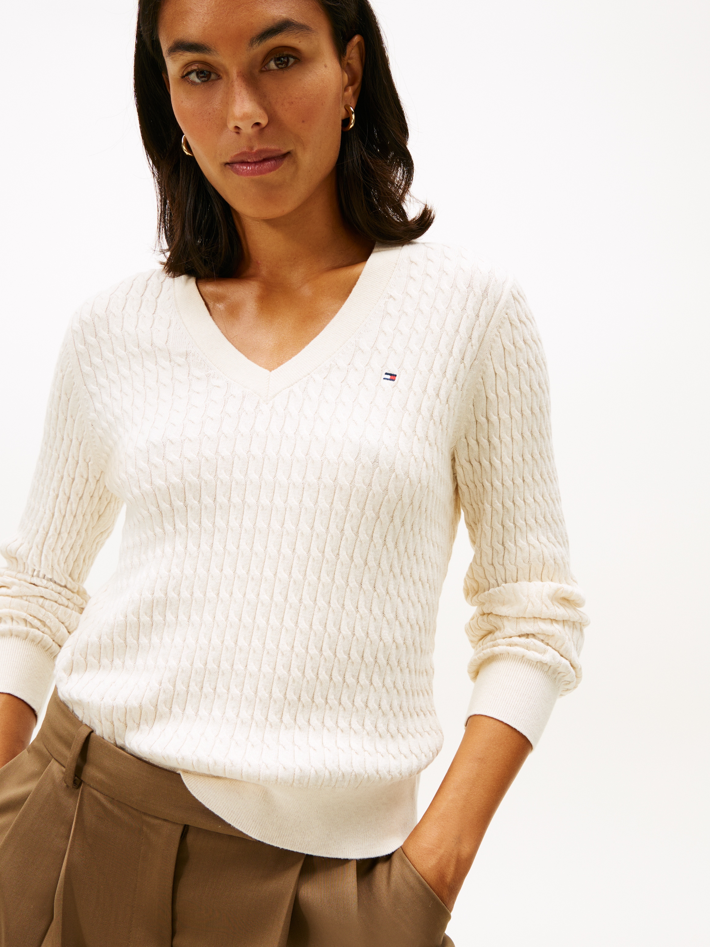 Tommy Hilfiger V-Ausschnitt-Pullover »CO CABLE V-NK LS SWT«, mit Zopfmuster, Logostickerei