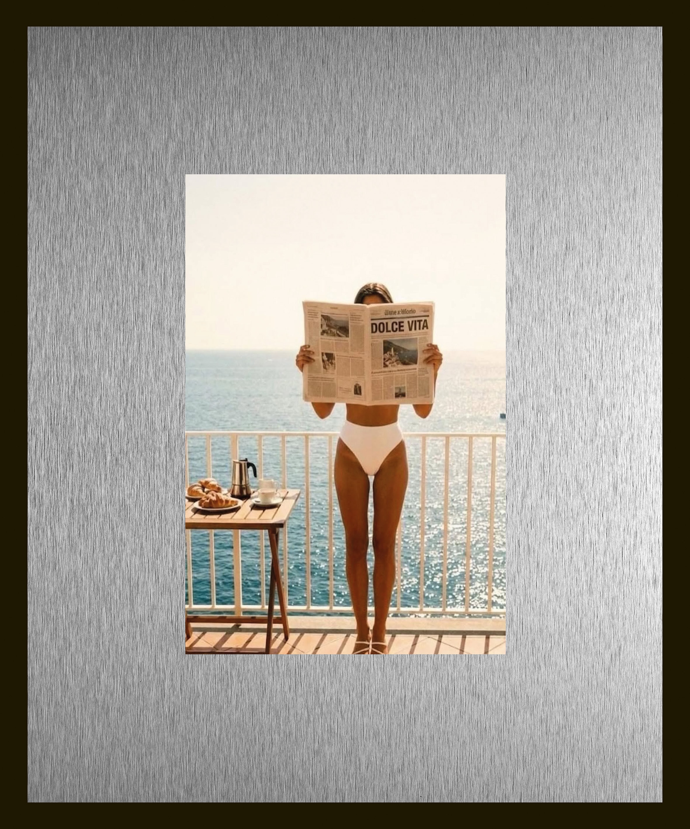 queence Bild "Trend Wandbild, Wandkunst, Kunstdruck "Sommer in den 60igern"" Fashion Frau Meer 1 Stk. tlg. inkl. Passepartout aus hochwertigem Aluminium und schwarzem Rahmen