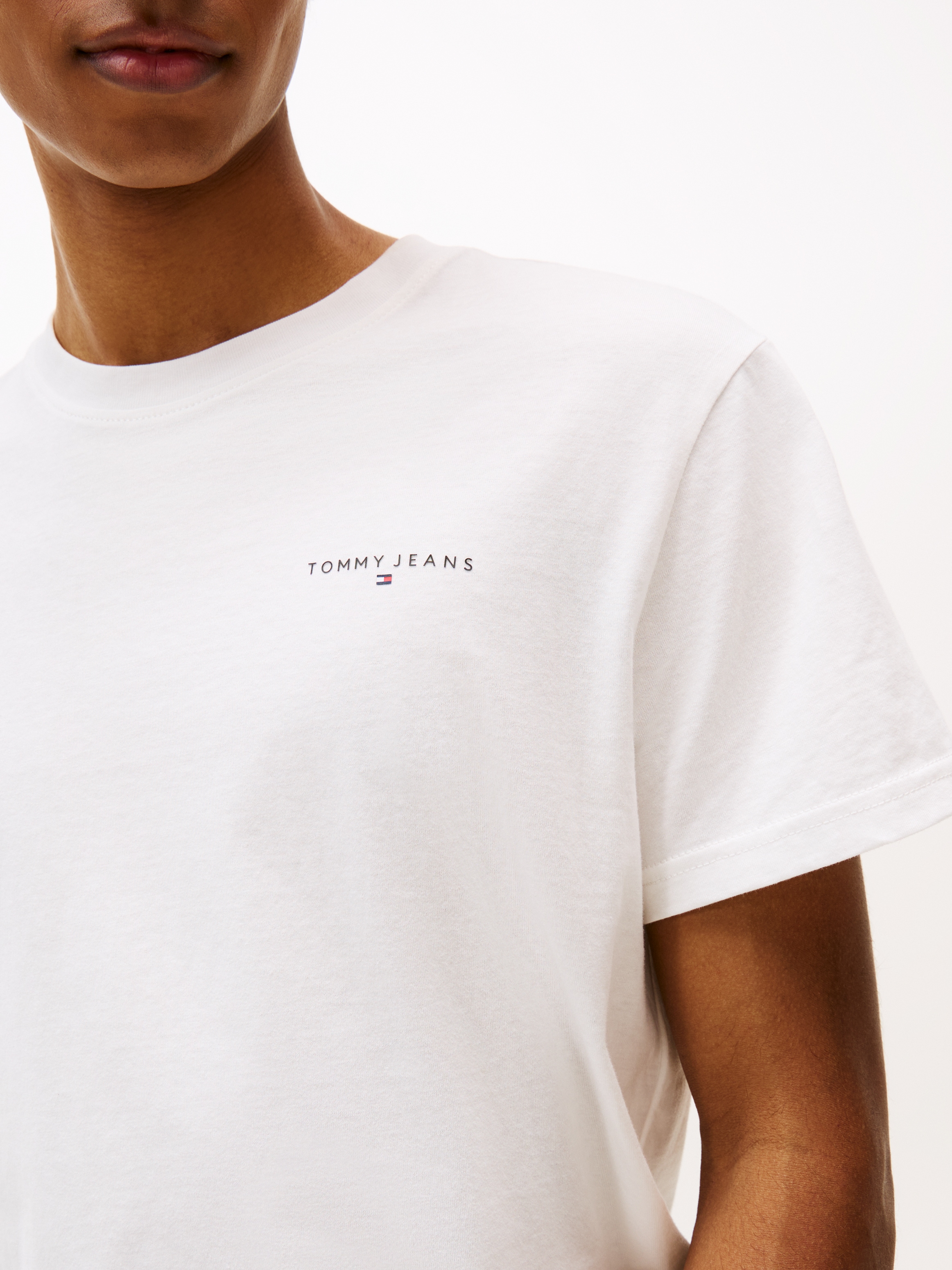 Tommy Jeans T-Shirt »TJM SLIM LINEAR CHEST TEE EXT«, Mit Rundhalsausschnitt