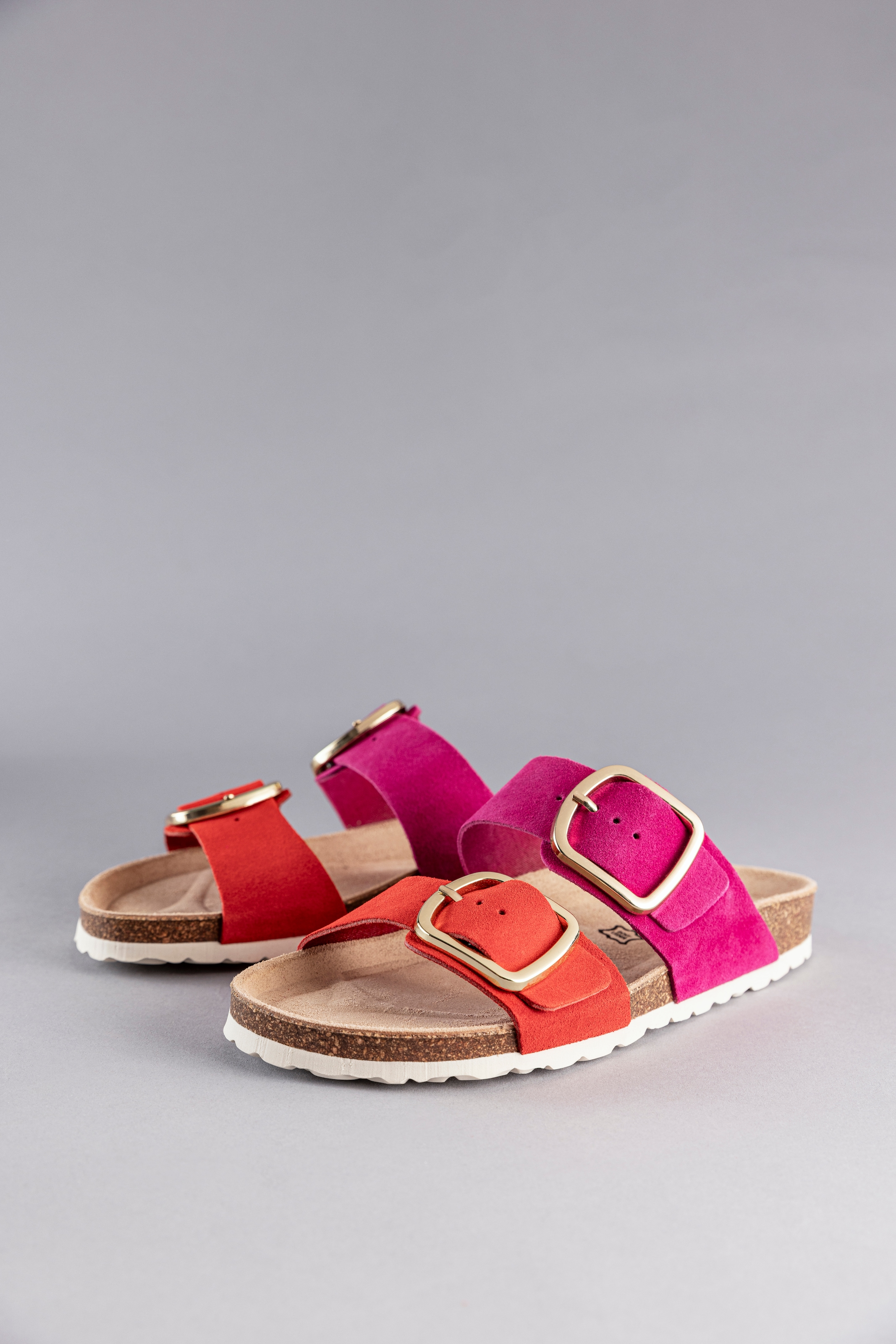 Aniston SHOES Pantolette Sommerschuh, Hausschuh mit Eye-Catching Farben