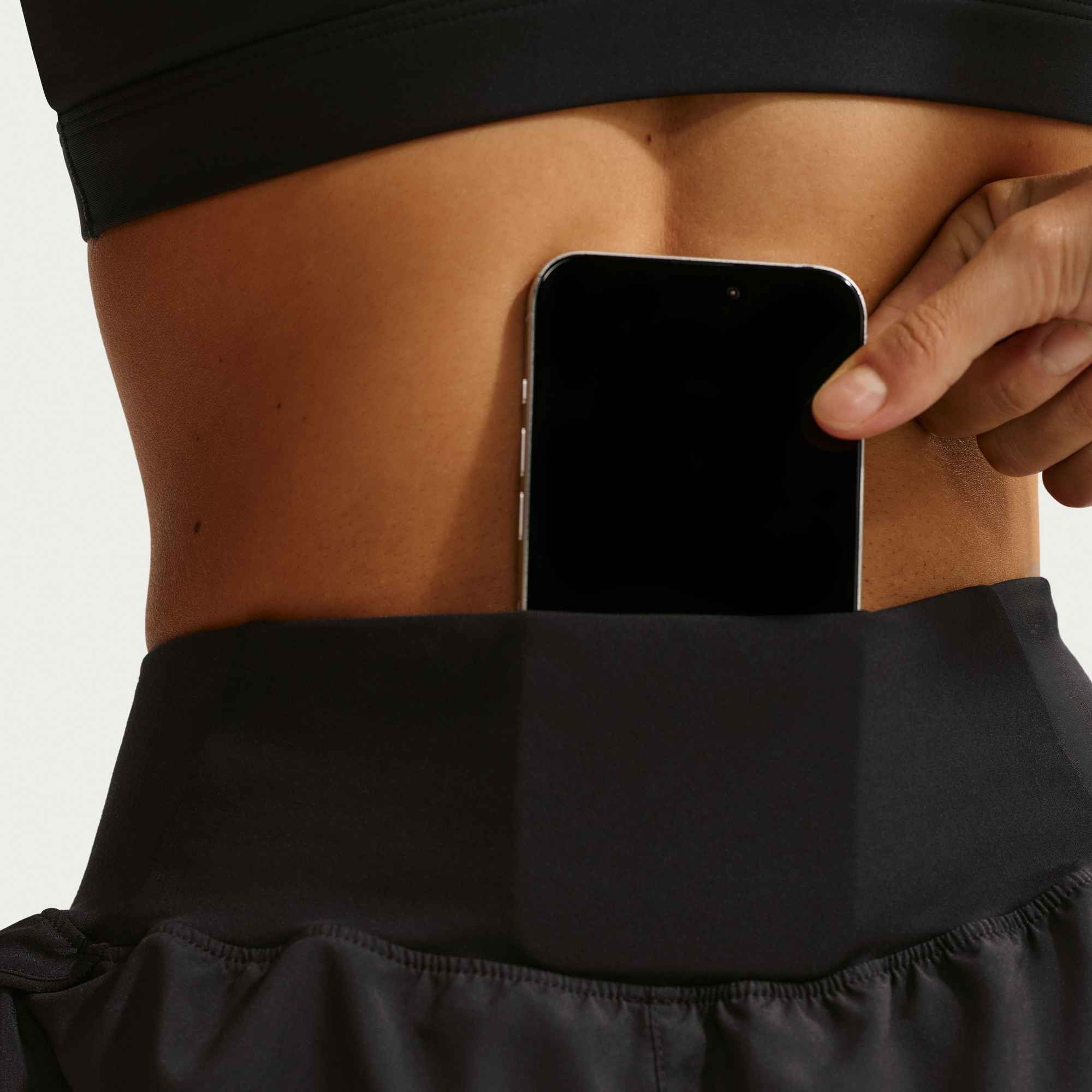 Nike Laufshorts »W NK TEMPO FLW SWSH MR DF SHRT«  ultraleichtes, fließendes Gewebe, mit Dri-FIT-Technologie