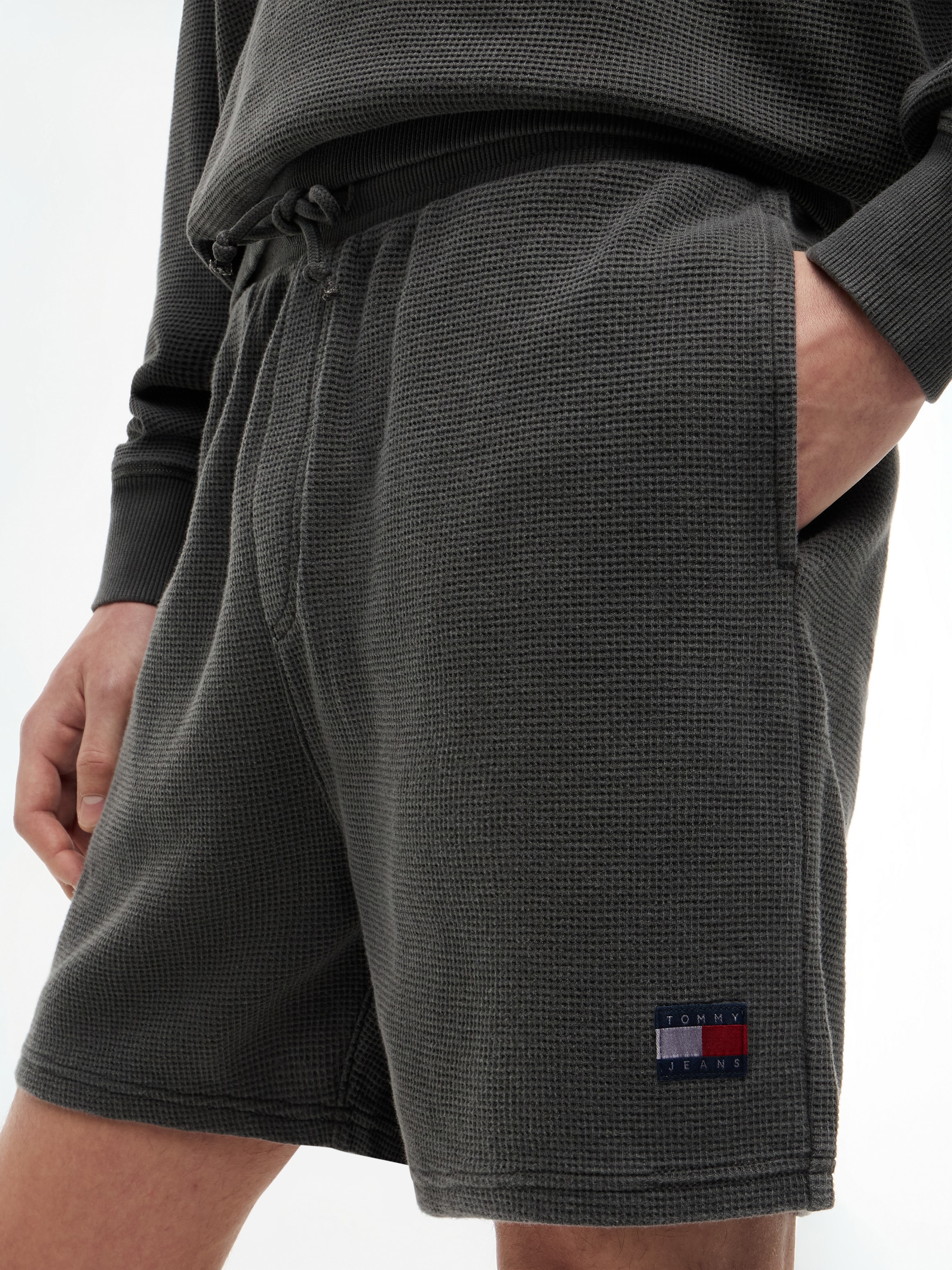 Tommy Jeans Sweatshorts »TJM WASHED WAFFLE BEACH SHORT«  aus Waffelstrick und elastischem Bund