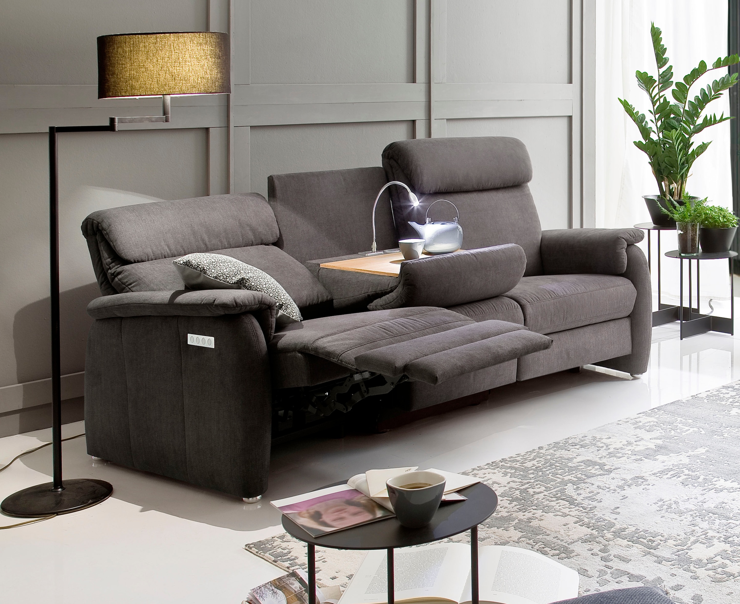 Home affaire Sofa »Turin«, mit motorischer Relaxfunktion, Tisch, Leuchte + USB-Ladestation
