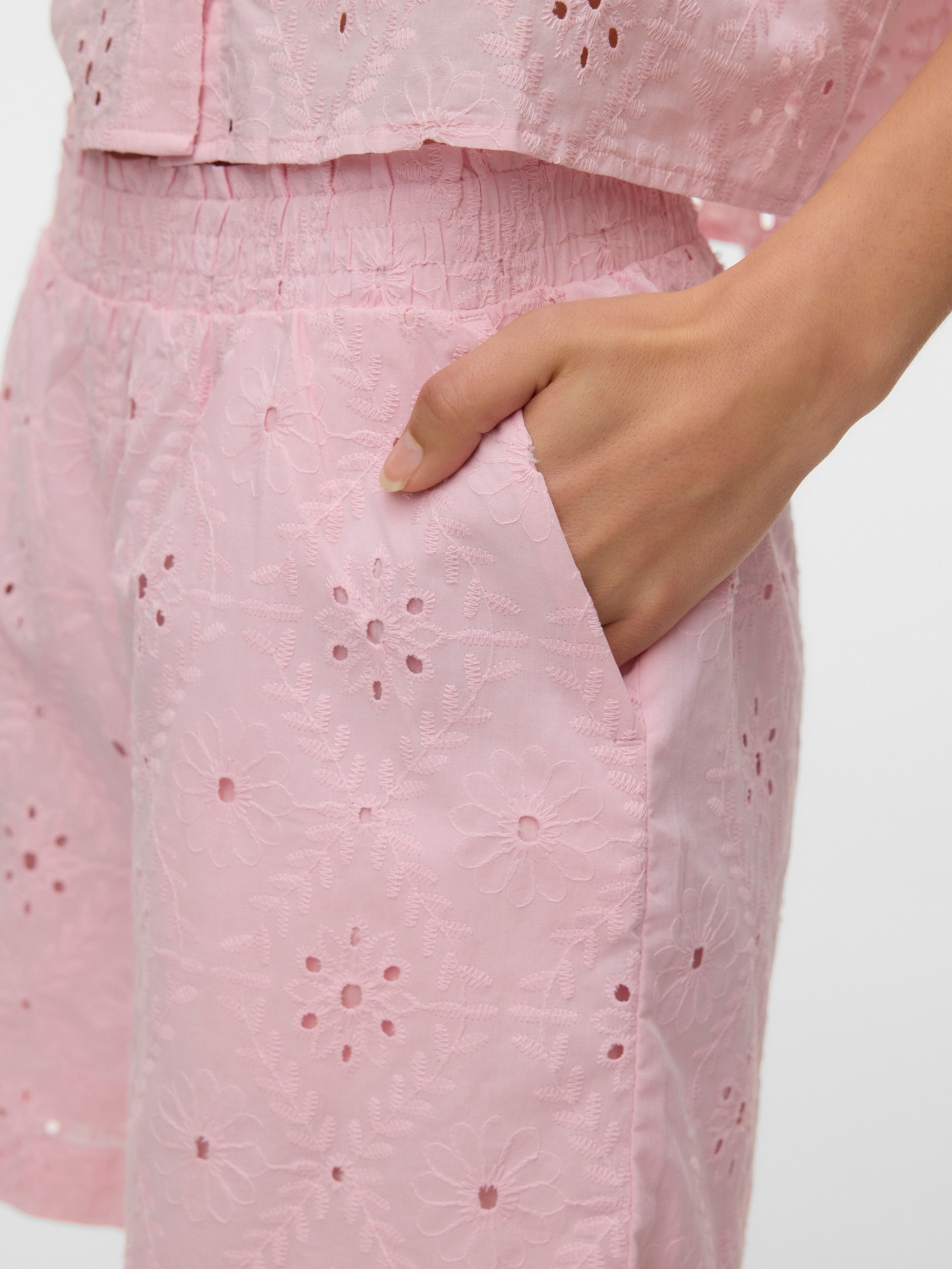Vero Moda Shorts »VMELIZA HW SHORTS WVN NOOS«  Baumwolle, high waist, Allover - Stickerei