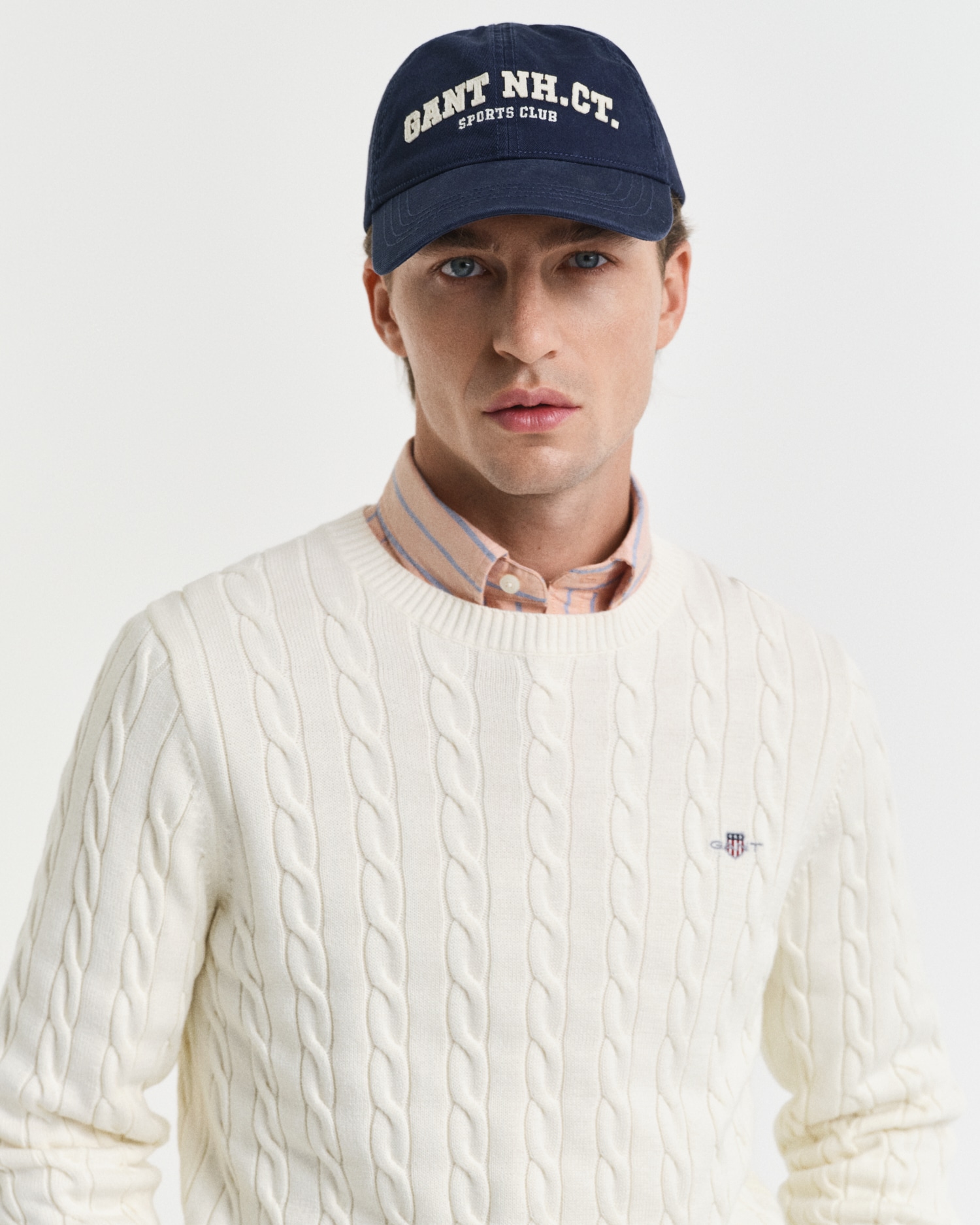 Gant Strickpullover »COTTON CABLE C-NECK«, mit Wappen-Logostickerei auf der Brust
