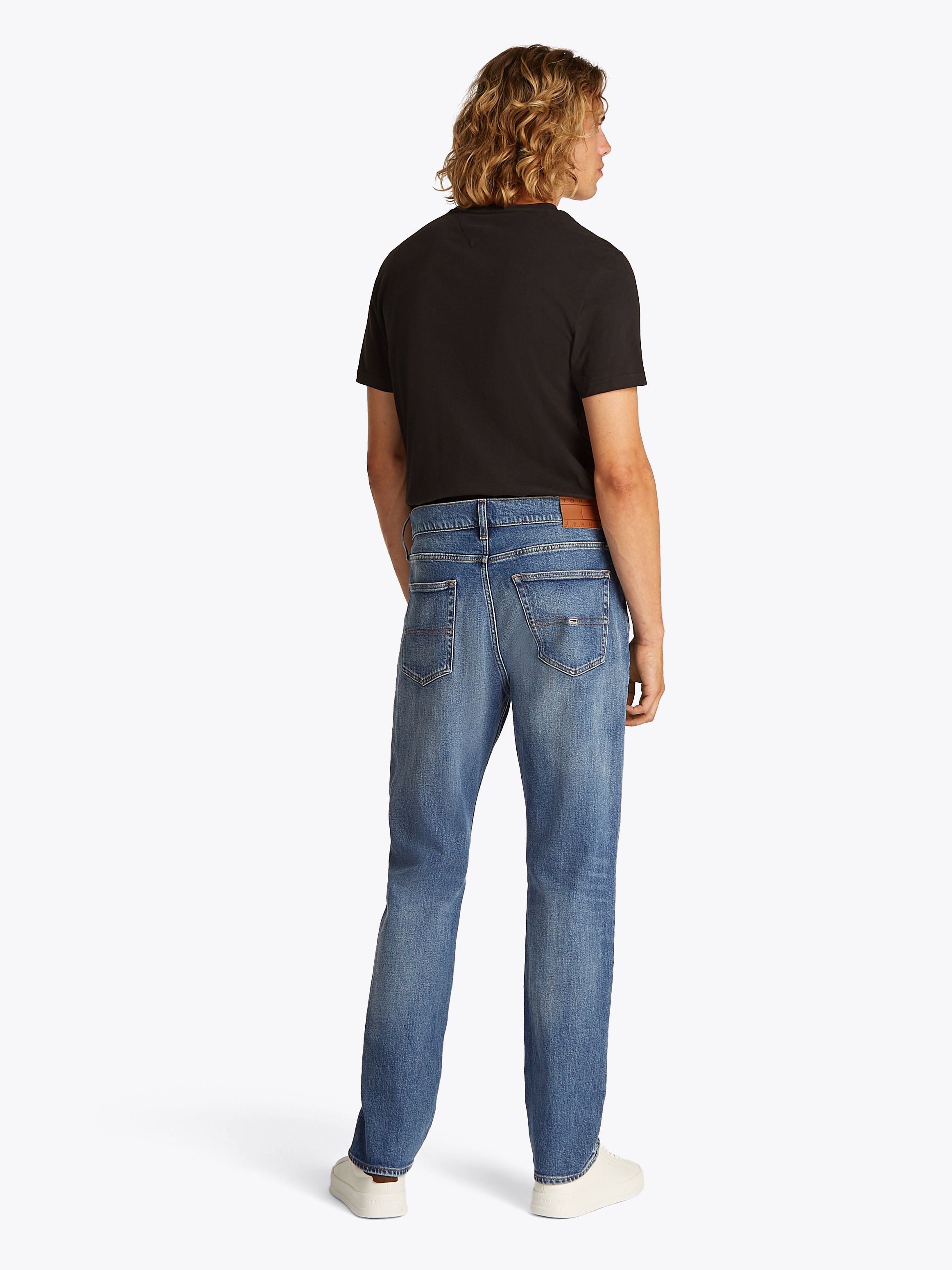 Tommy Jeans Regular-fit-Jeans »RYAN RGLR STRGHT«, mit Logoprägung