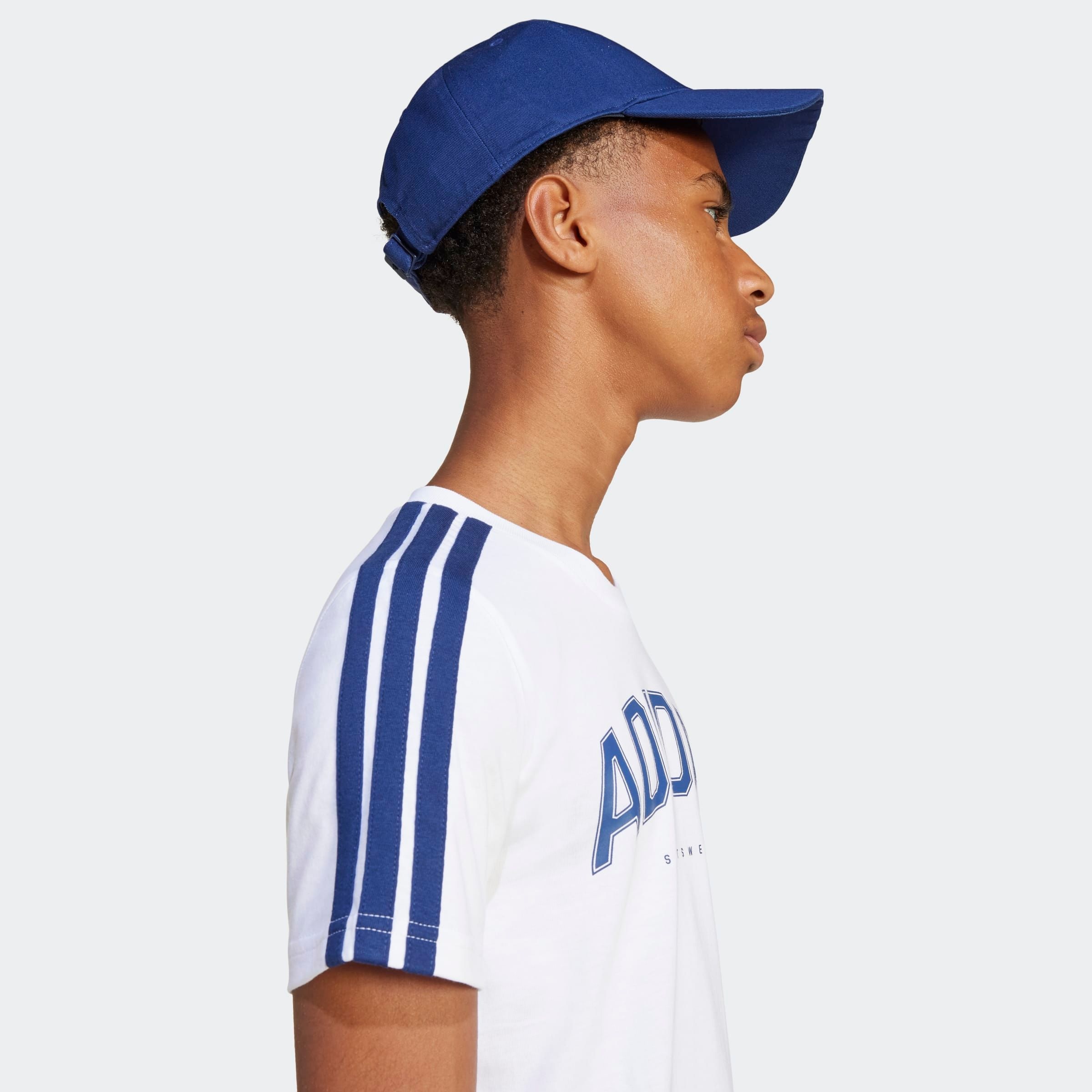 adidas Sportswear T-Shirt »J C COLLEG TEE« mit auffälliger Grafik, bequeme Passform, aus Baumwolle