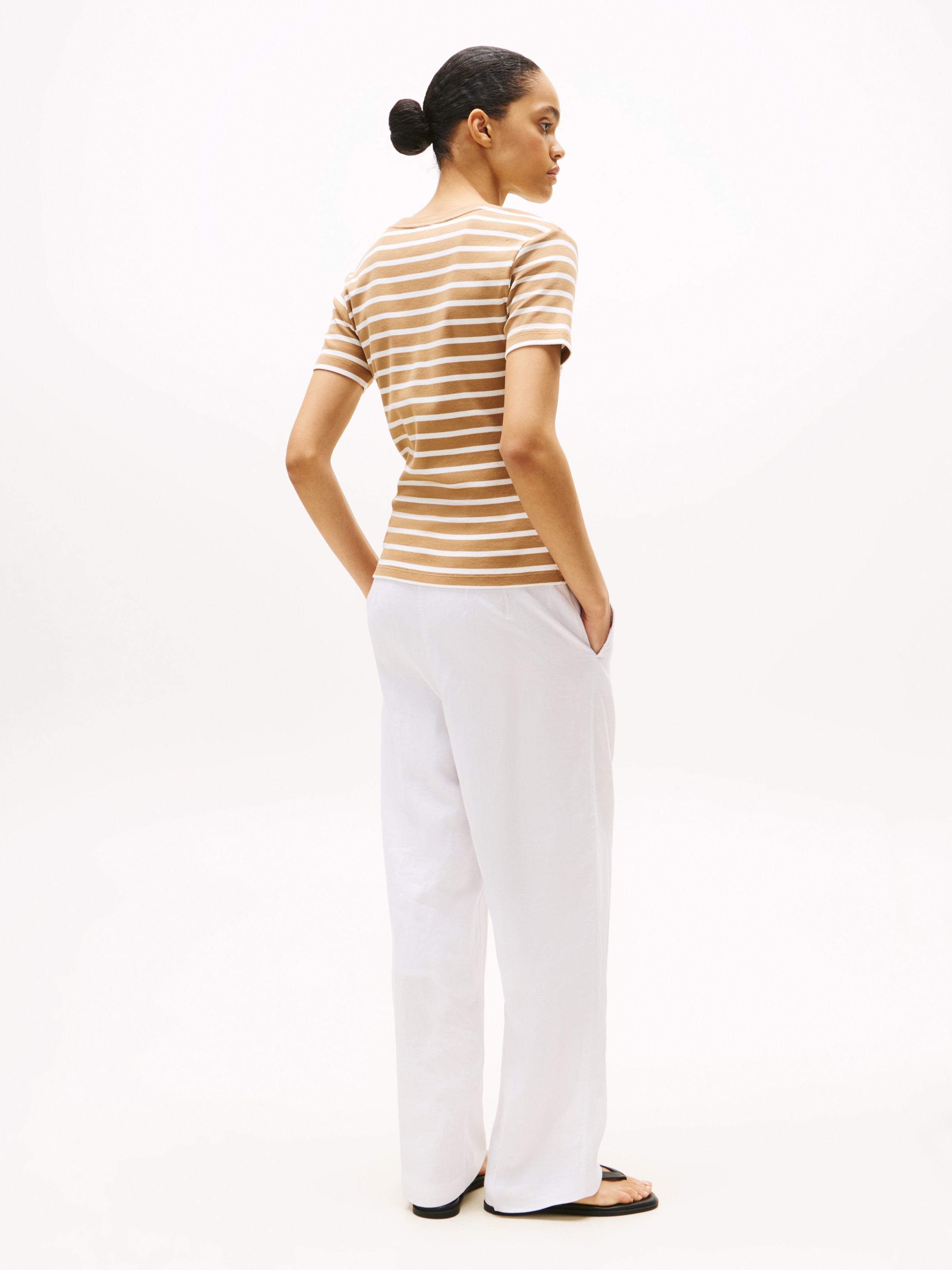 Tommy Hilfiger T-Shirt »SLIM CODY V-NK SS«, mit Logostickerei