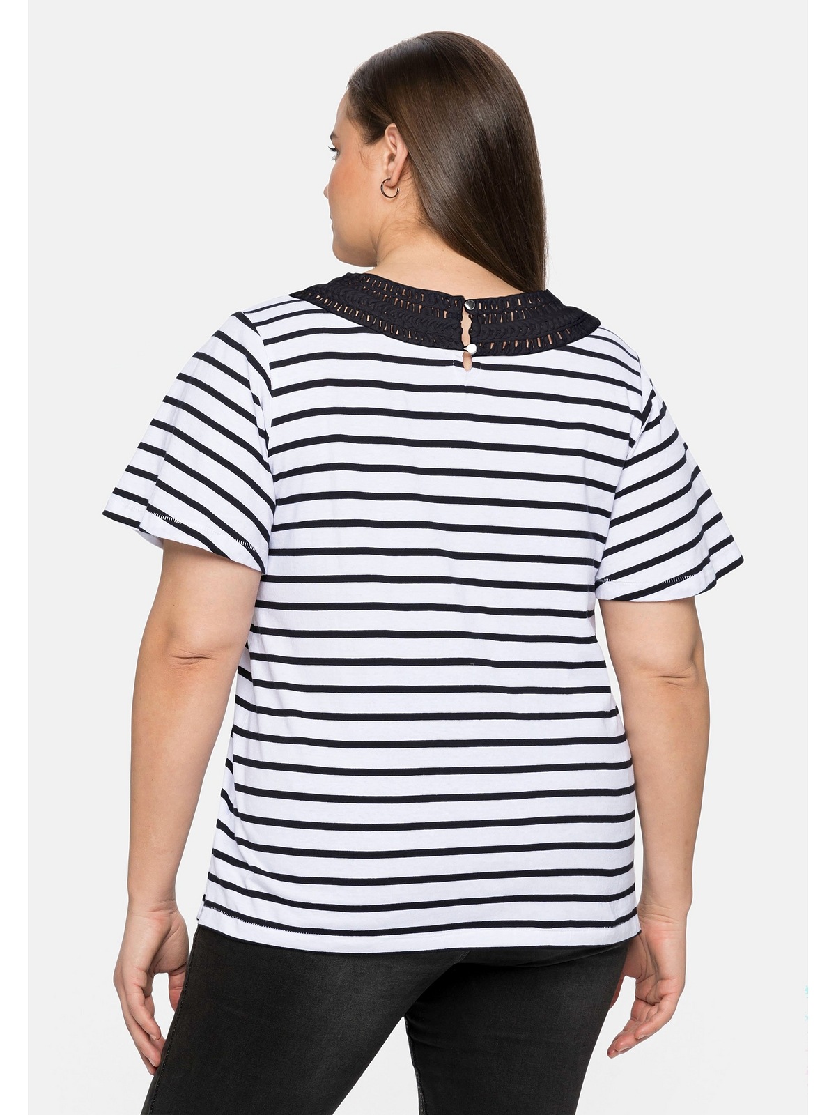 Sheego T-Shirt »Große Größen«, BAUR Spitze am bestellen Rundhalsausschnitt breiter | mit
