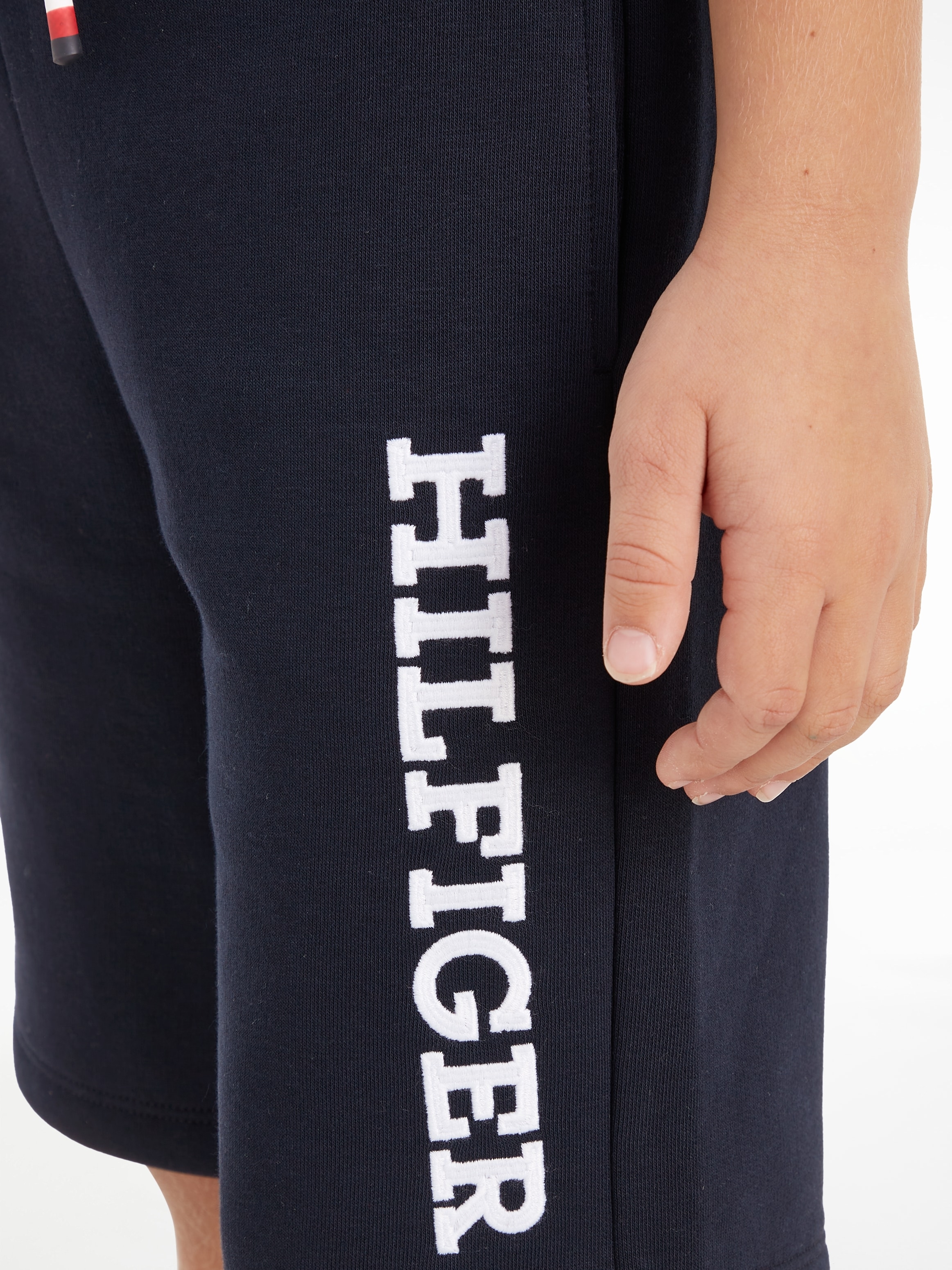 | bestellen Logoschriftzug modischem mit BAUR Sweatshorts Tommy Hilfiger »MONOTYPE SWEATSHORTS«,