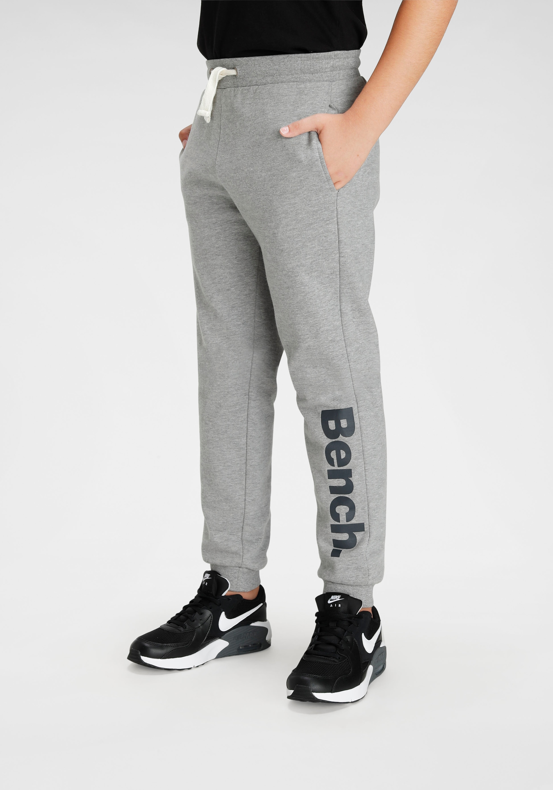 Sweathose großem mit bestellen BAUR »Basic«, Nahttaschen online und | Bench. Logo-Druck