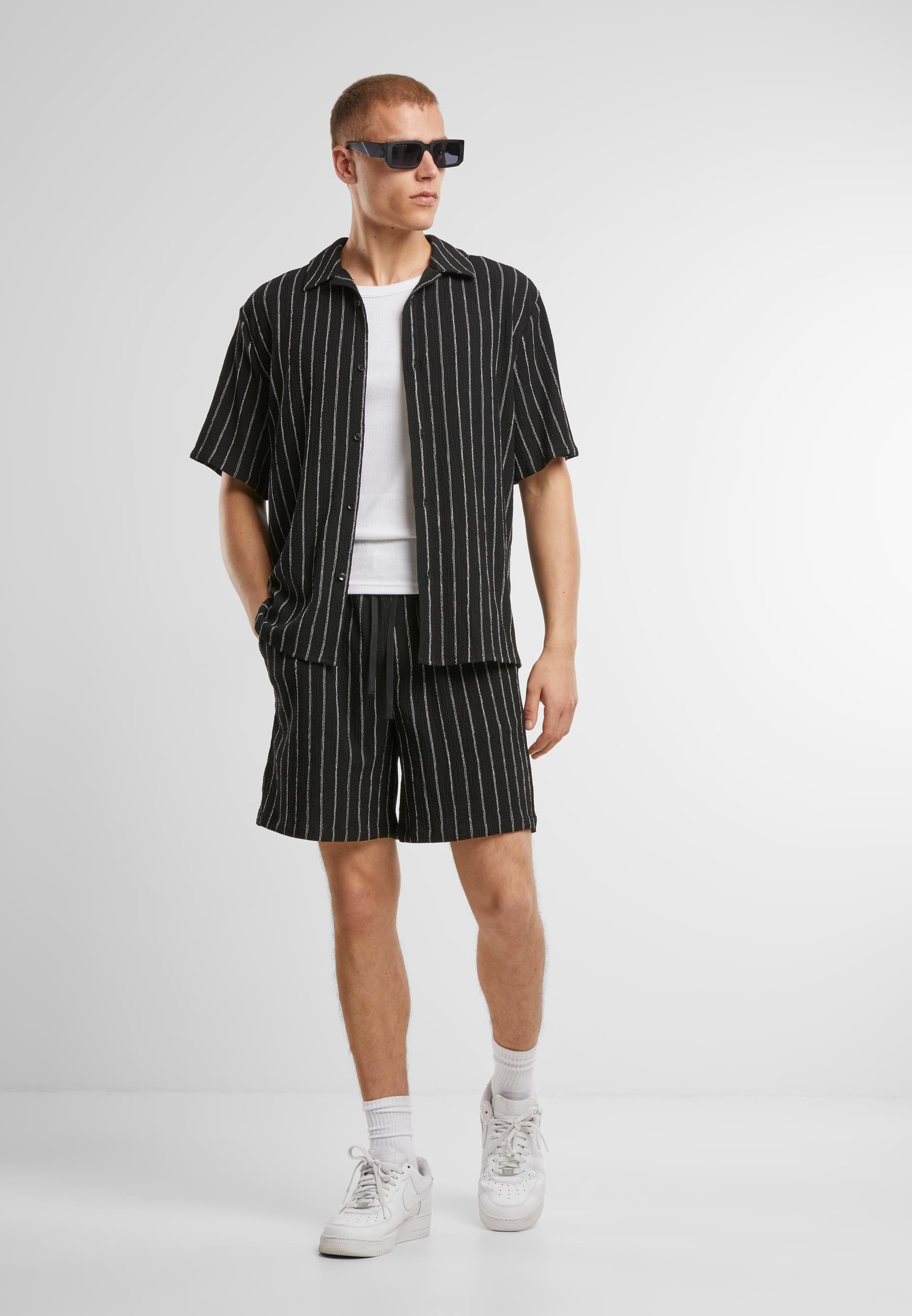 URBAN CLASSICS Shorts »Urban Classics Striped Crinkle Resort Shorts«, (1 tlg.)