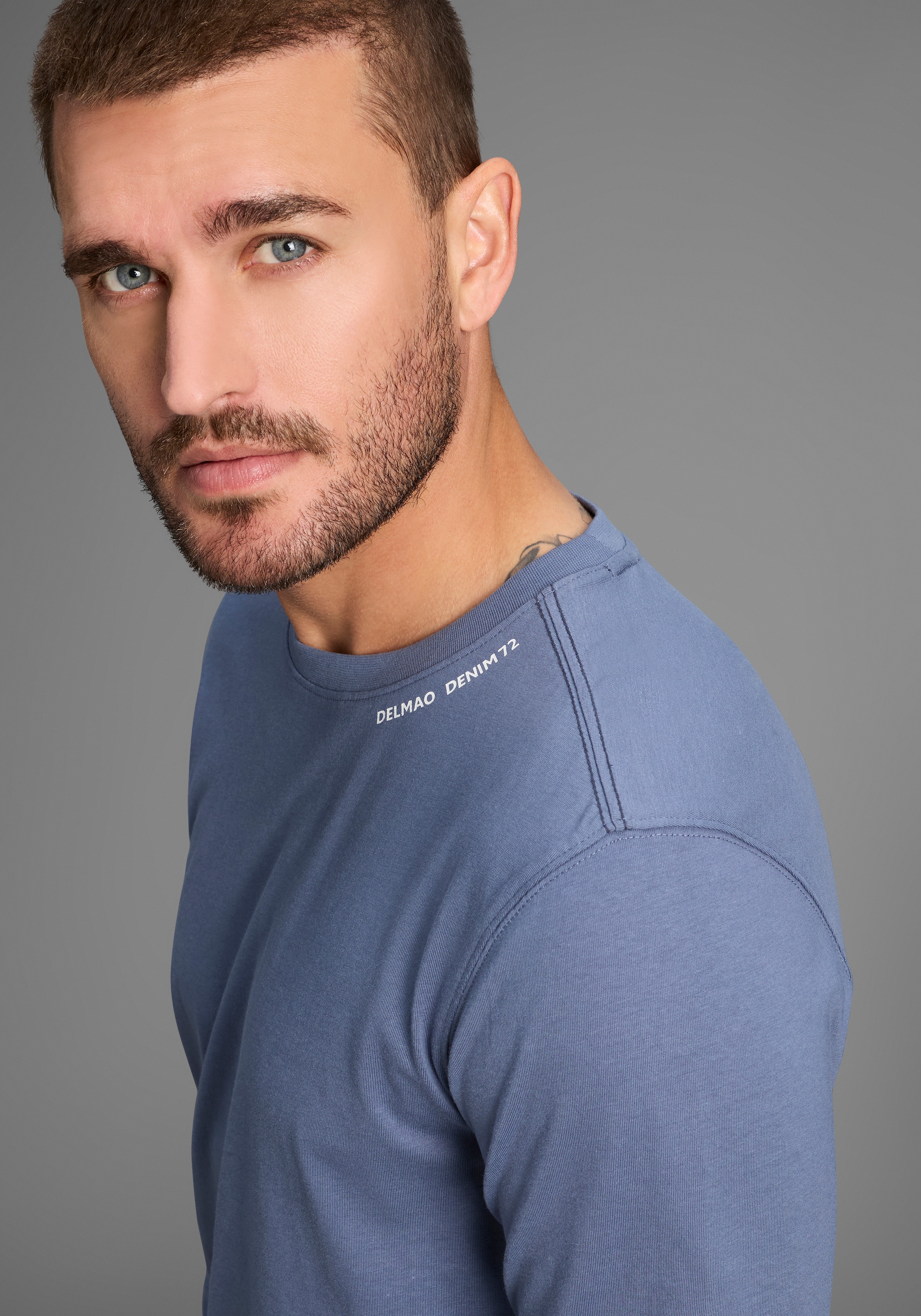 DELMAO Rundhalsshirt, schmal geschnitten, mit Print, aus 100% Baumwolle
