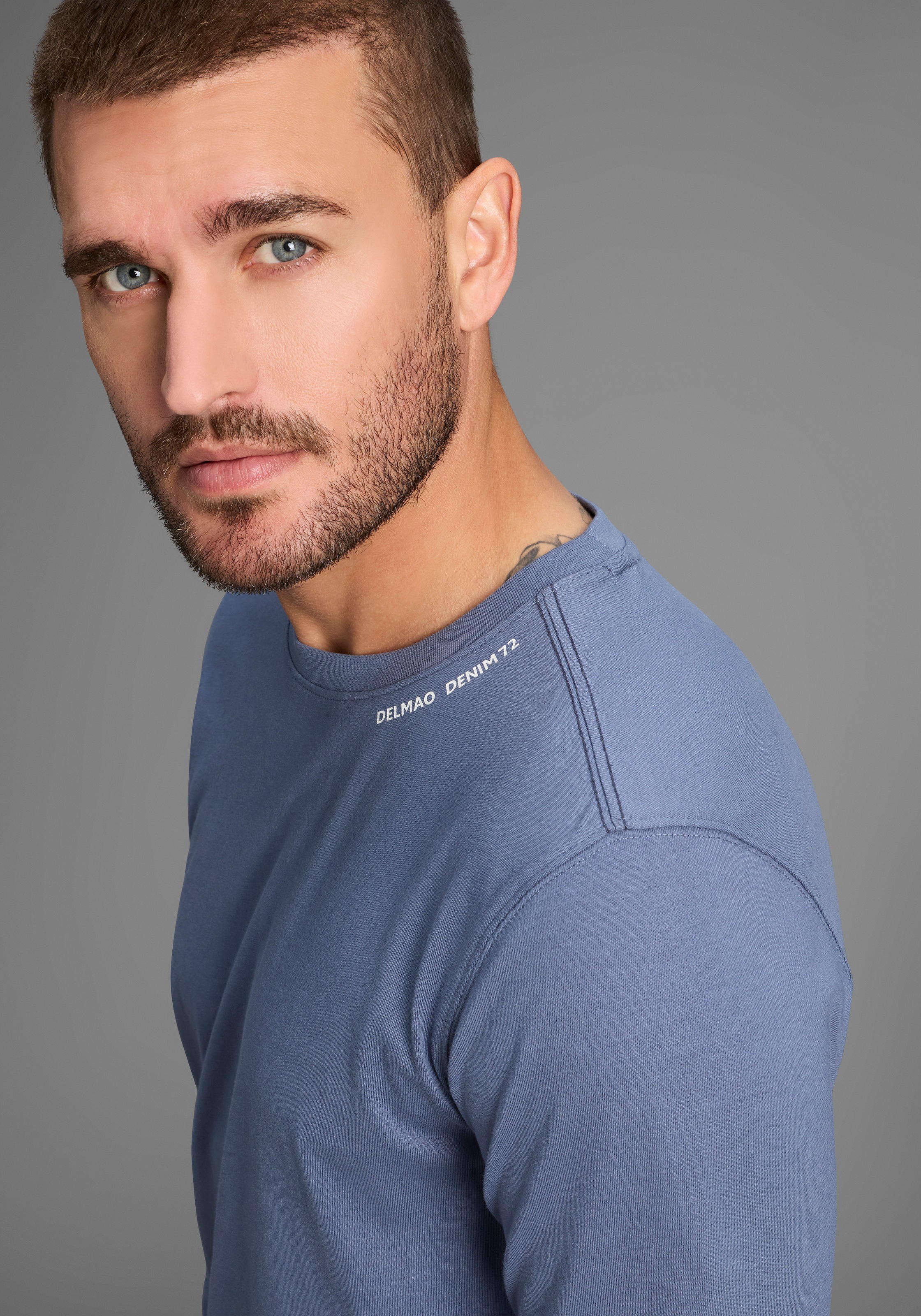 DELMAO Rundhalsshirt schmal geschnitten, mit Print, aus 100% Baumwolle günstig online kaufen