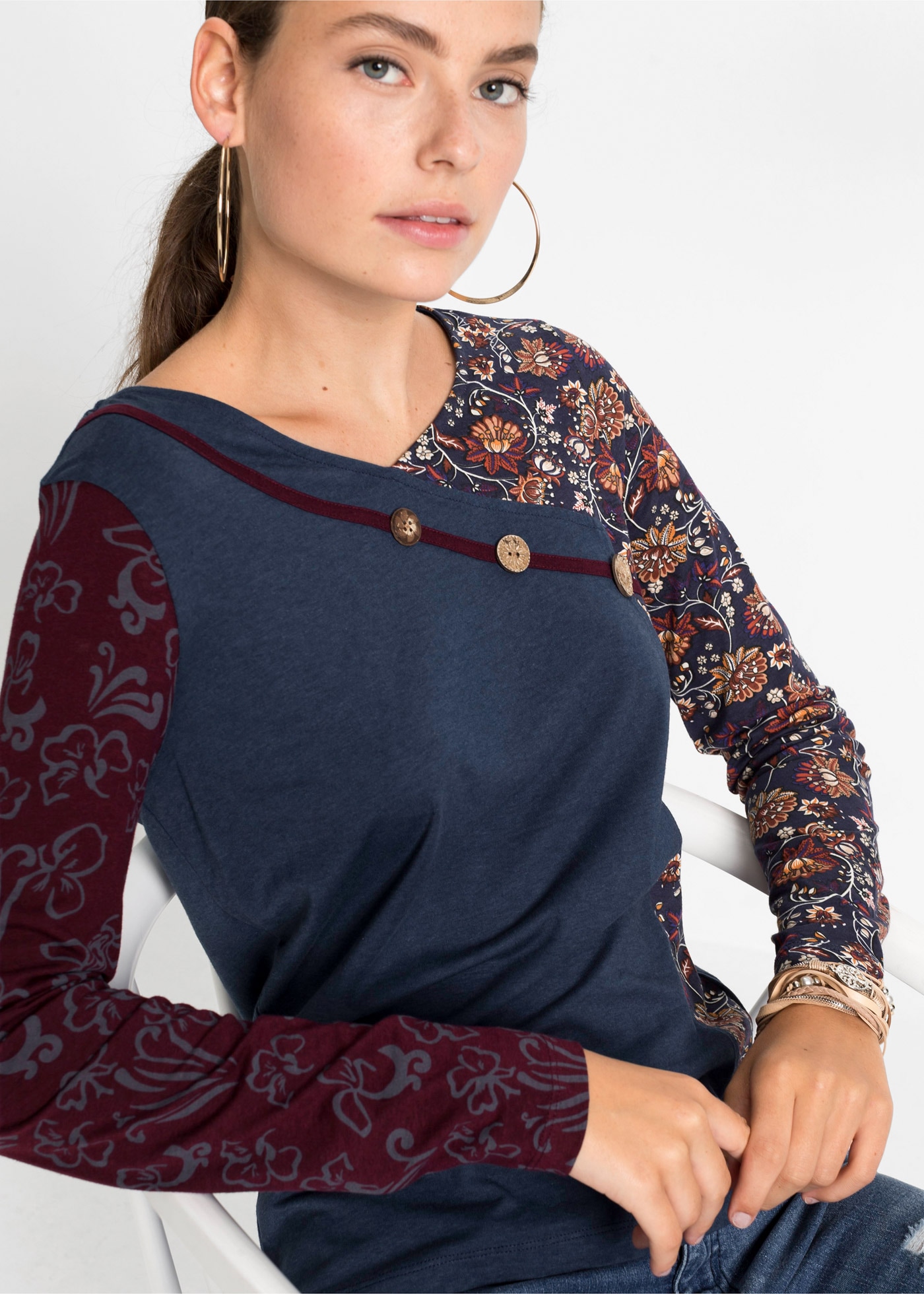 bonprix Langarmshirt Material- und Mustermix mit Blumenprint, mit V-Ausschnitt