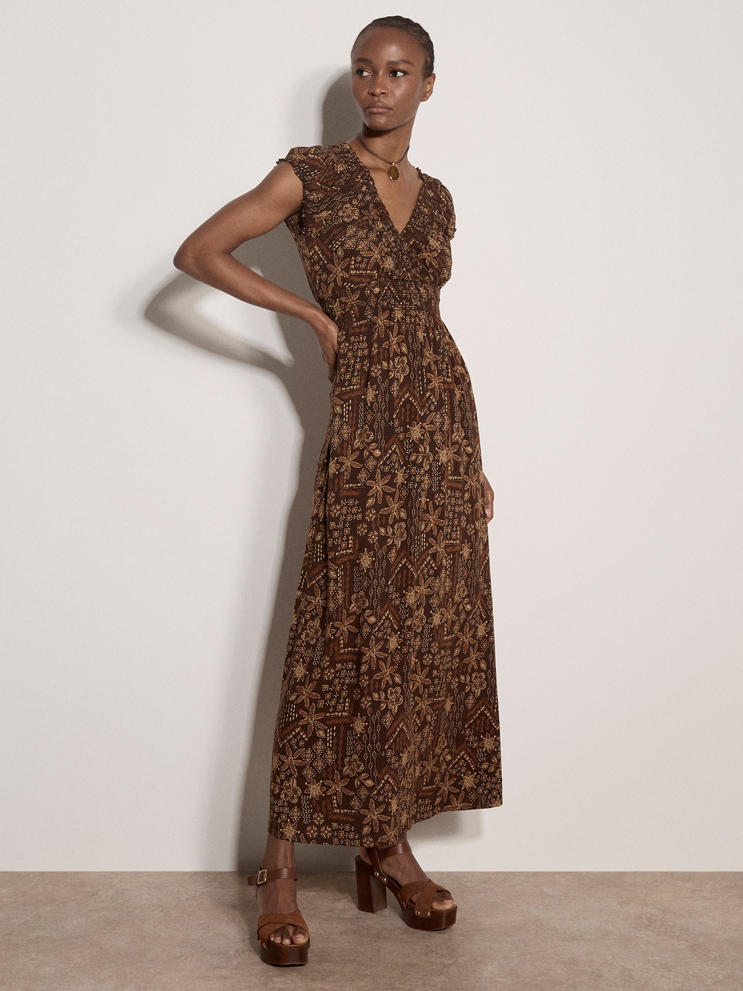 Apricot Maxikleid "Batik-Maxikleid mit Blumenmuster und Smokarbeit" Smokarbeit