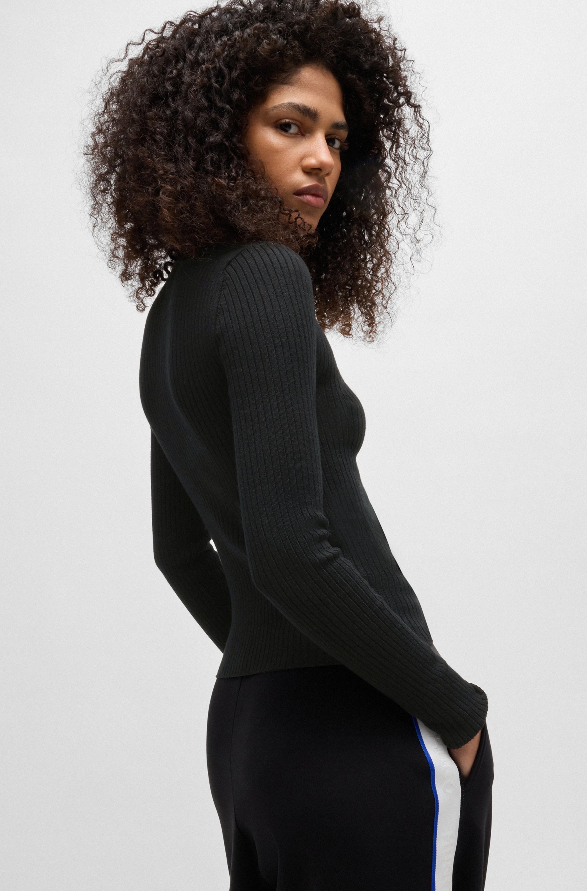 Thumbnail - HUGO Blue Stehkragenpullover "Sarmie" mit Label-Stitching