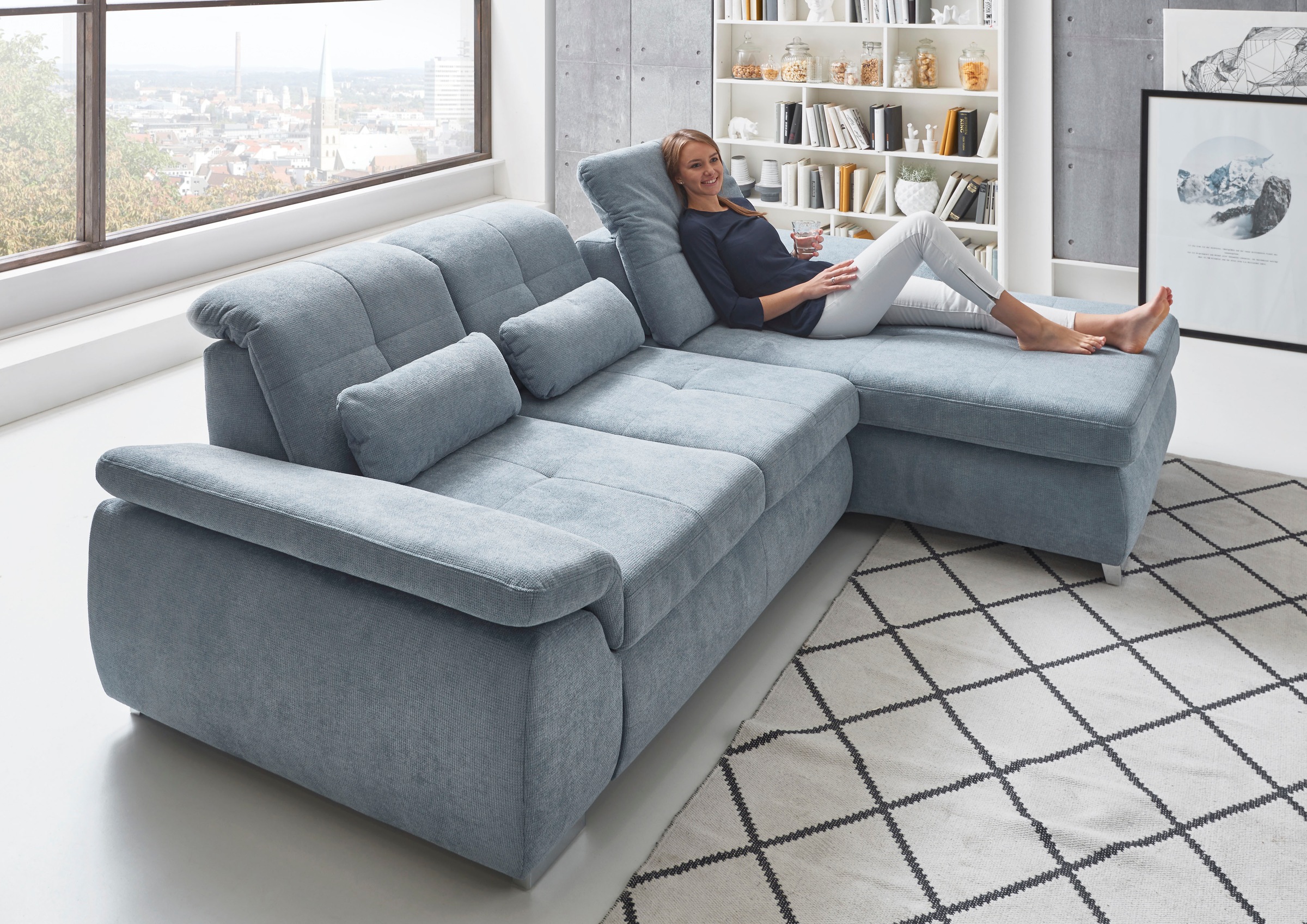 Die PlanBar Ecksofa »MP-IN16037 L-Form mit Federkern-Polsterung«, mit Sitztiefenverstellung & Zierkissen