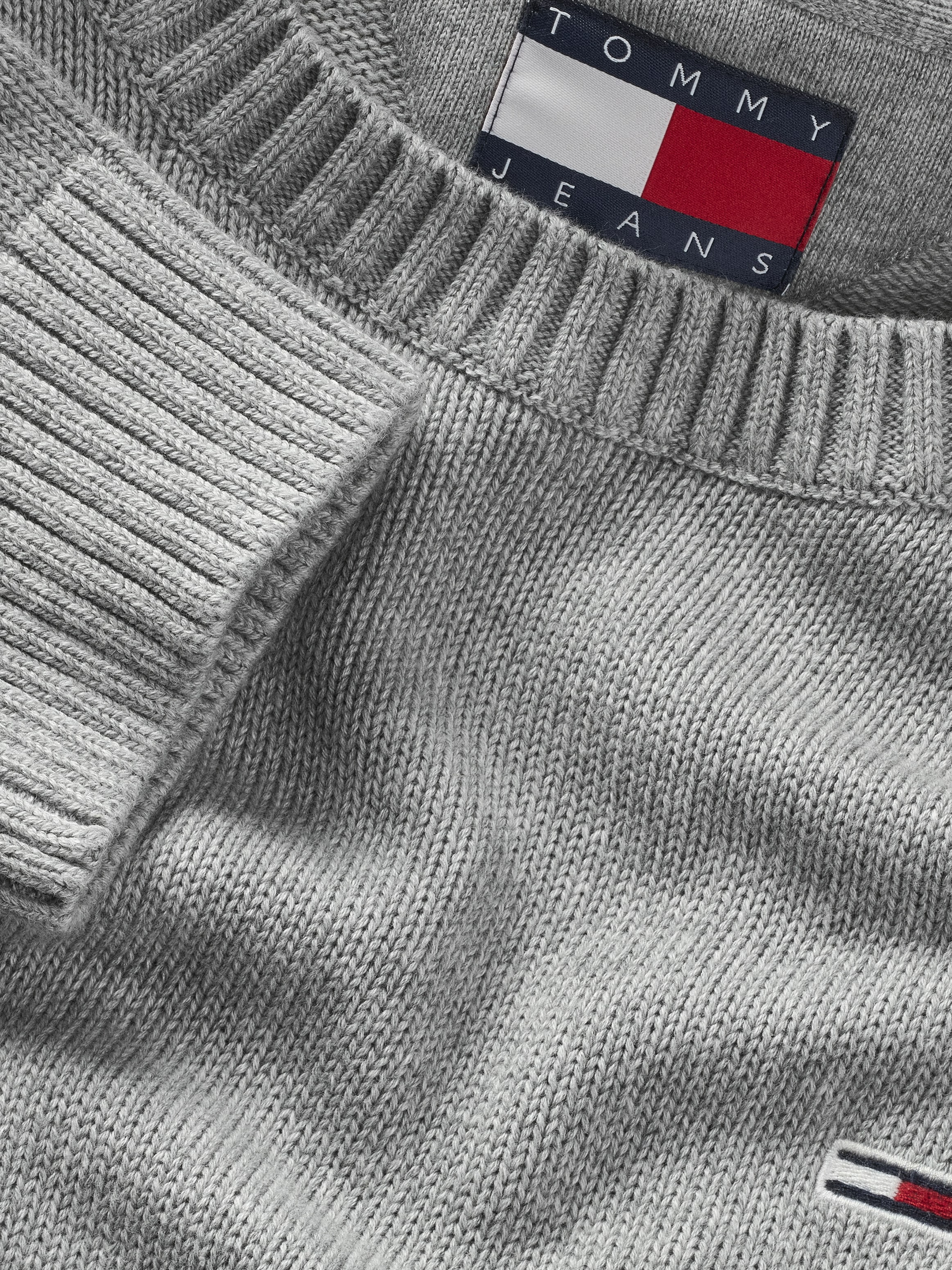 Tommy Jeans Strickpullover »TJM SLIM ESSNTLS C-NECK SWEATER«, mit Markenlogo auf der Brust