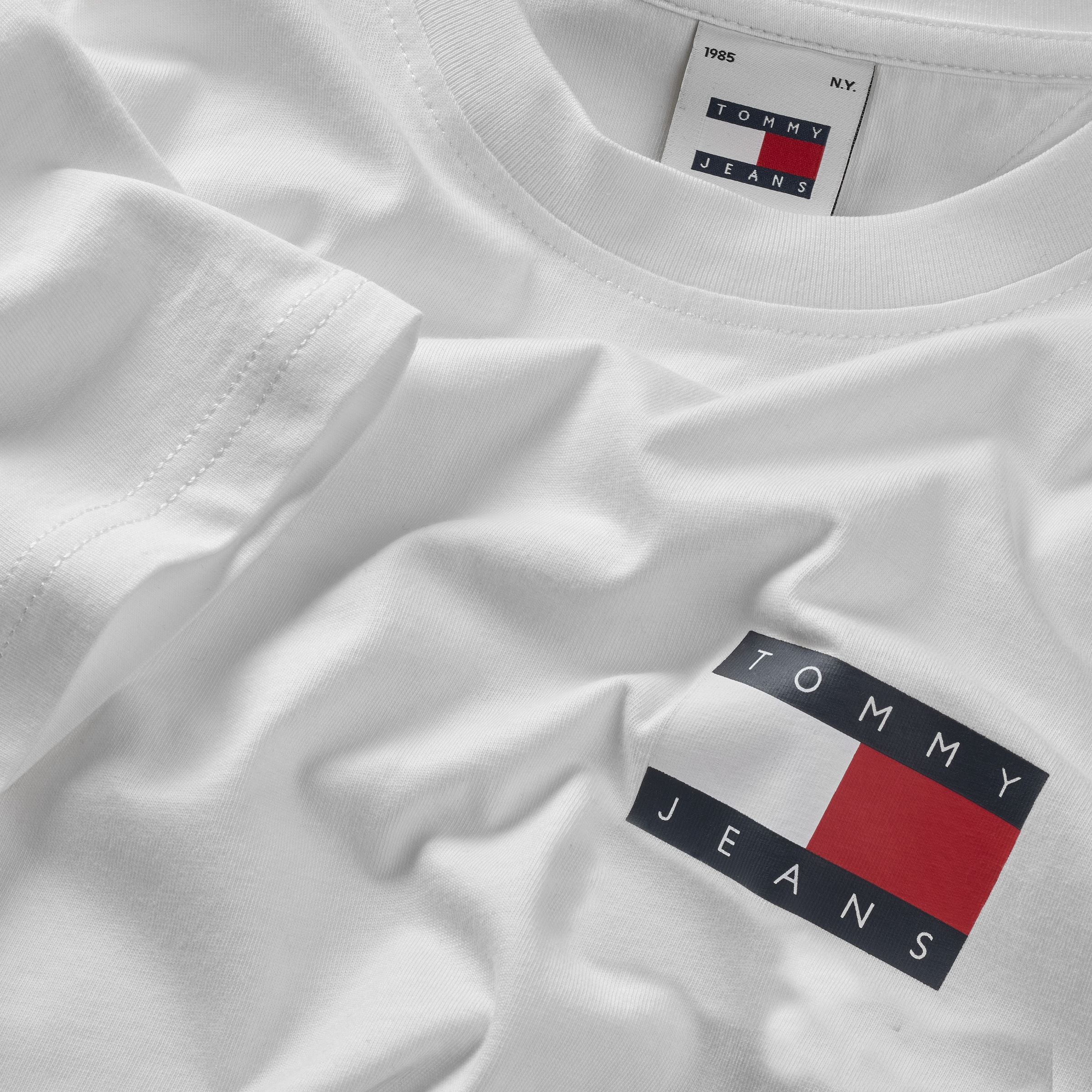 Tommy Jeans T-Shirt »TJM SLIM ESSENTIAL FLAG TEE EXT«, Mit Rundhalsausschnitt