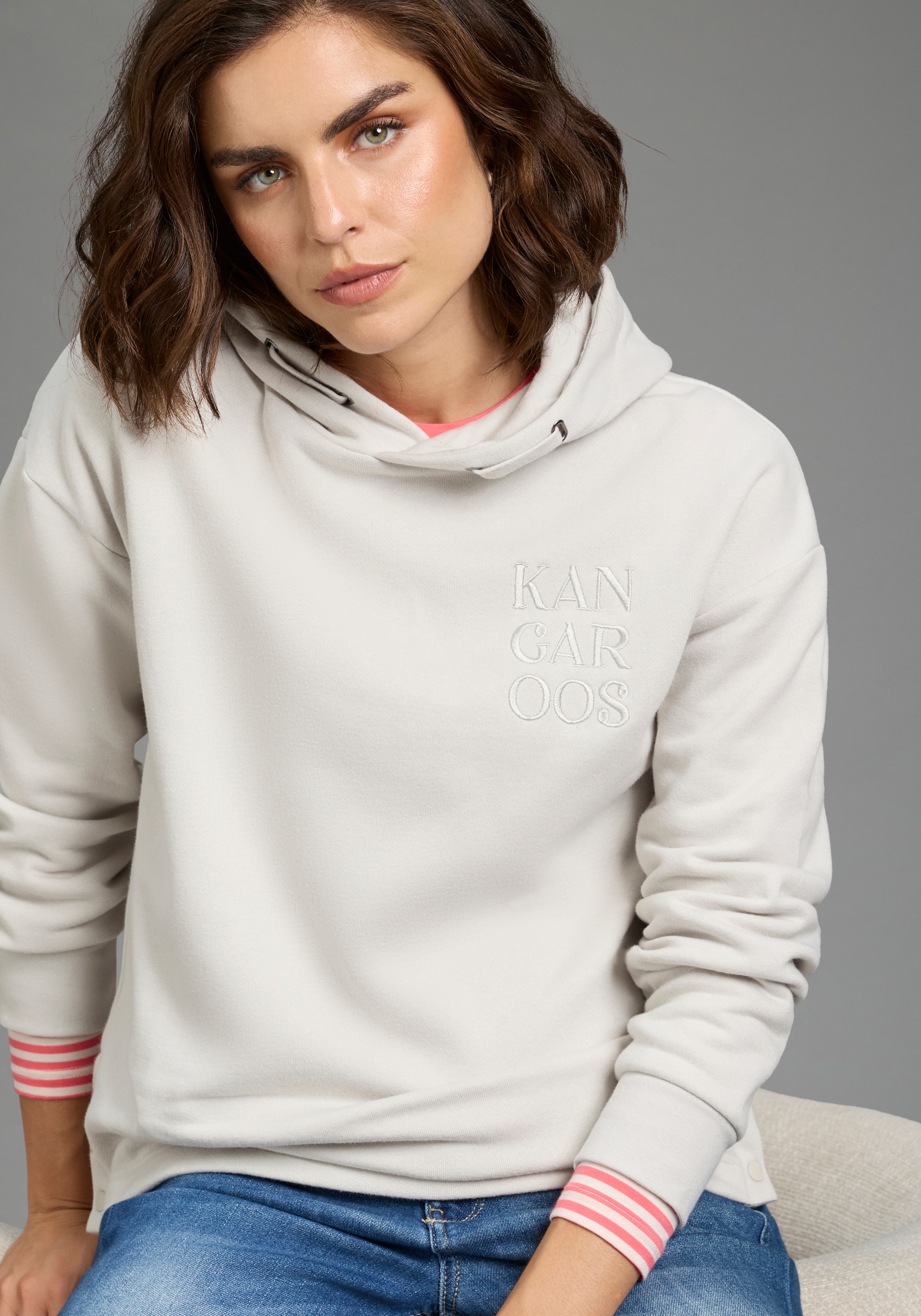 KangaROOS Kapuzensweatshirt , mit Rippbündchen an Ärmeln und Saum, lässig geschnitten, hüftbedeckend
