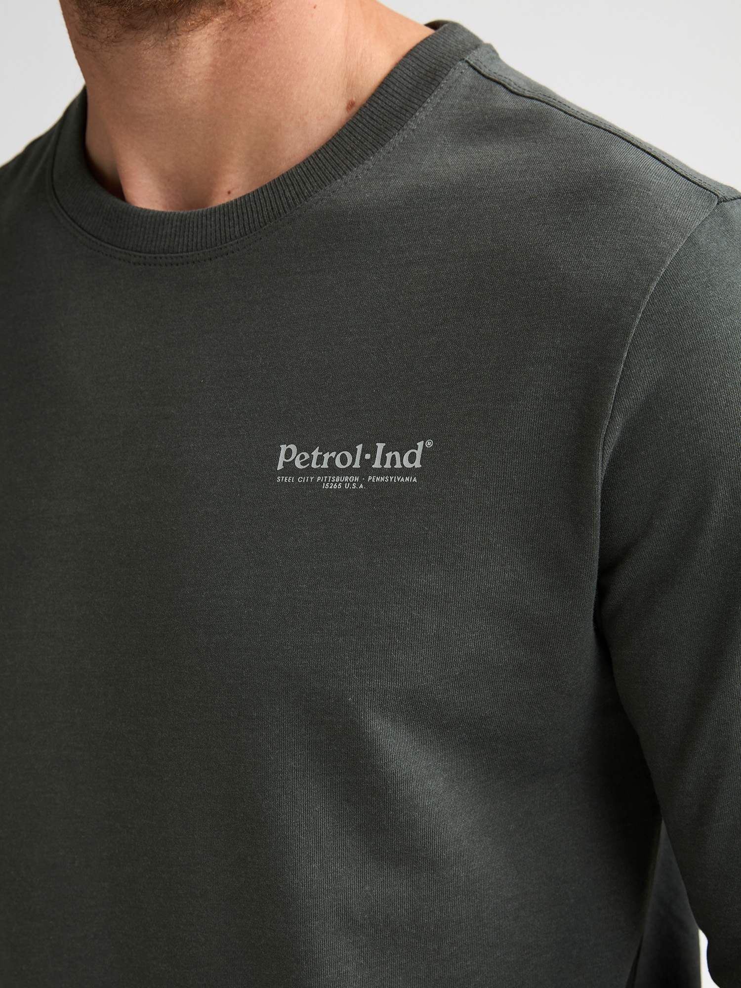 Petrol Industries Langarmshirt mit Rundhalsausschnitt, kleine Logoprägung