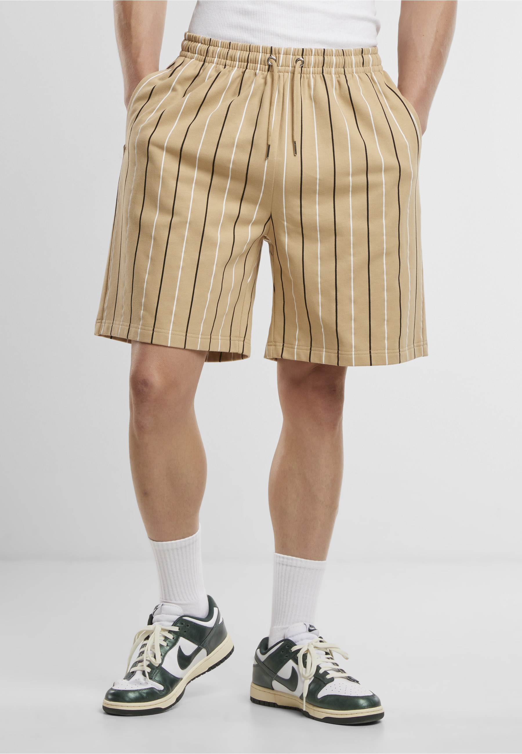 URBAN CLASSICS Sweatshorts »Urban Classics Printed Pinstripe Shorts«