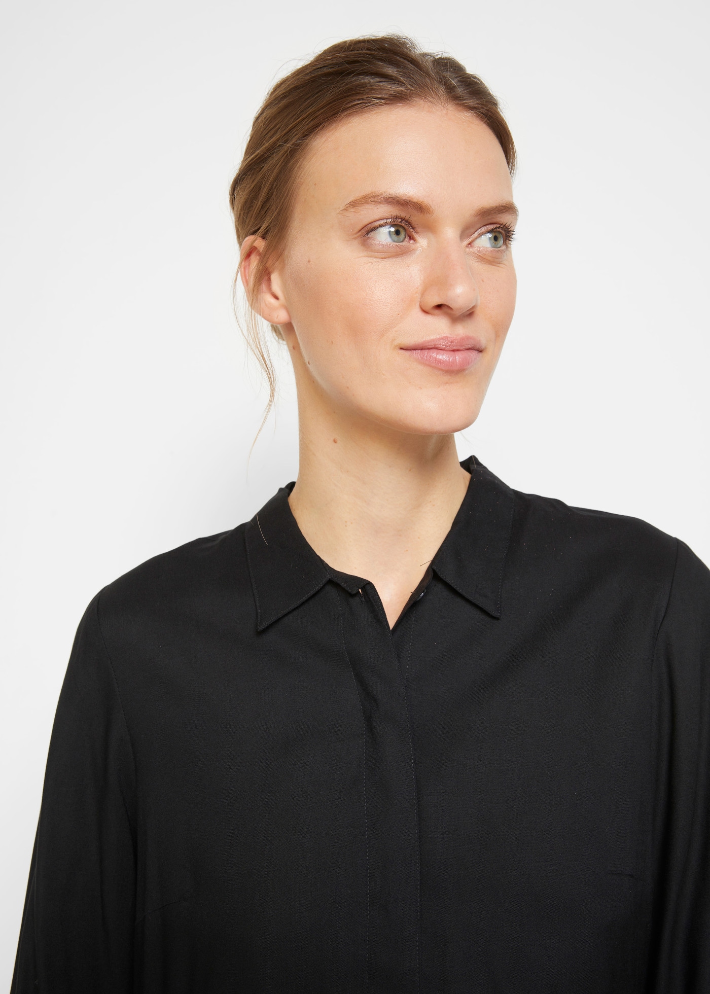 bonprix Longbluse mit Vokuhila-Form, aus fließender Viskose, lässig geschnitten