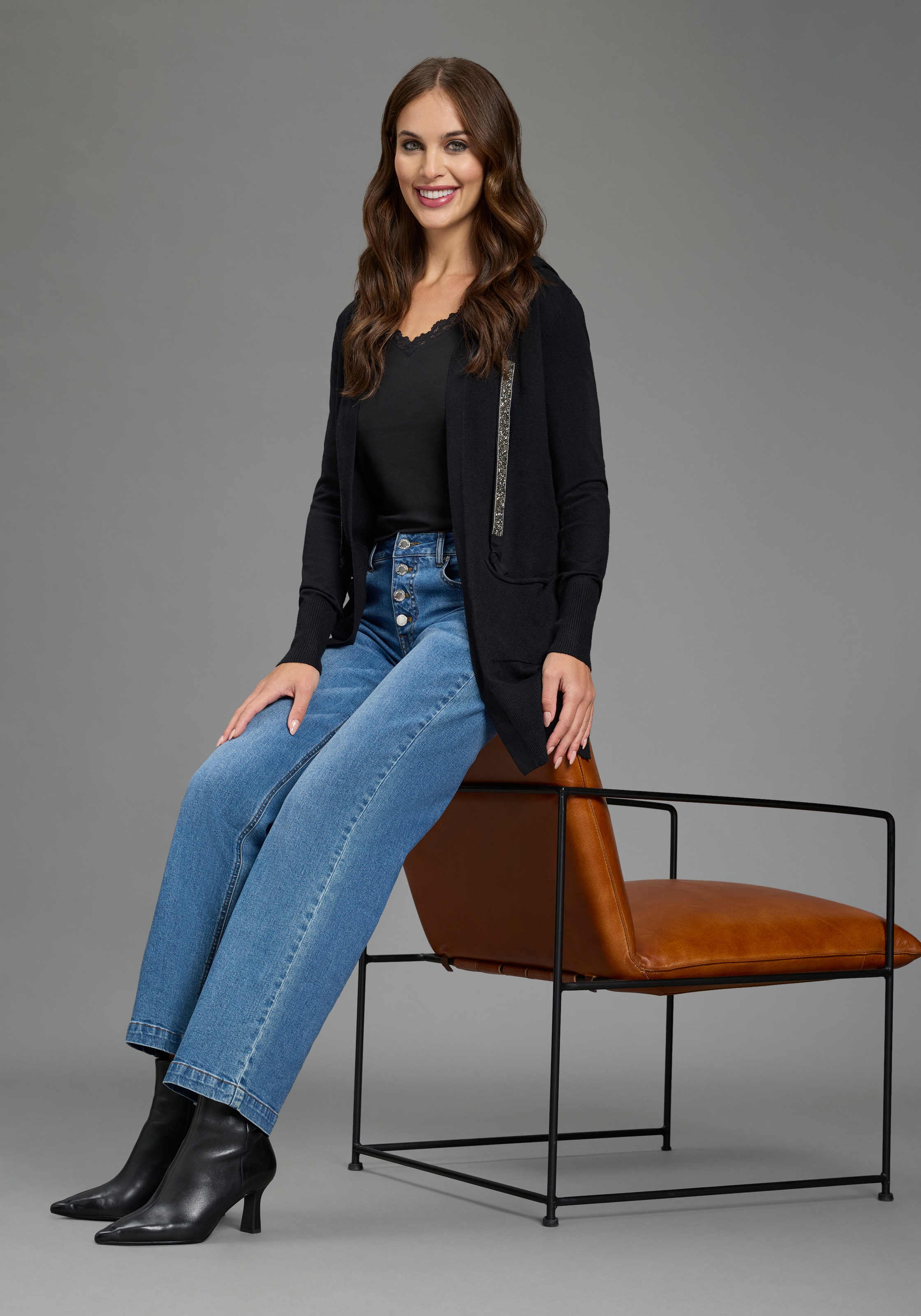 Laura Scott Kapuzenstrickjacke mit Kapuze und glitzernden Bändern
