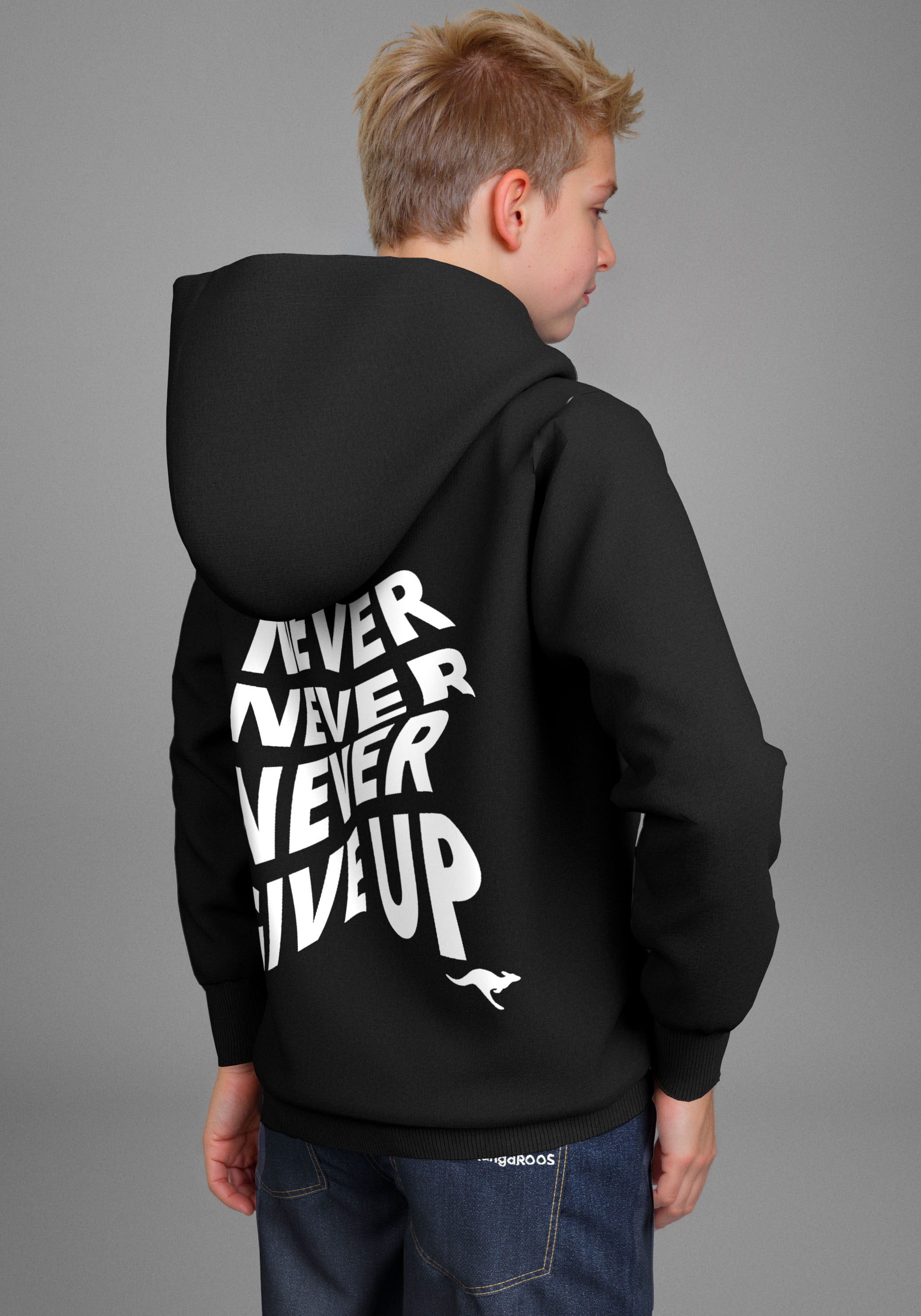 KANGAROOS Jungen Kapuzensweatshirt "Spruch: NEVER GIVE UP", schwarz, Gr. 128, bedruckt, Single Jersey, Obermaterial: 100% Baumwolle. Kapuzenfutter: