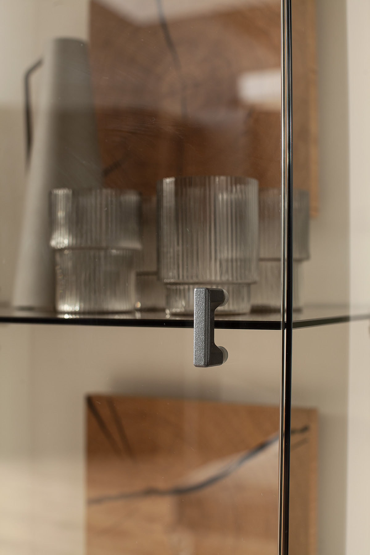 MCA furniture Vitrine »Matadi Vitrine« 1 Stk. tlg. Vitrine,Glasschrank,Weiß,Holzabsetzung,1 Tür,gedämpft, B: 50cm