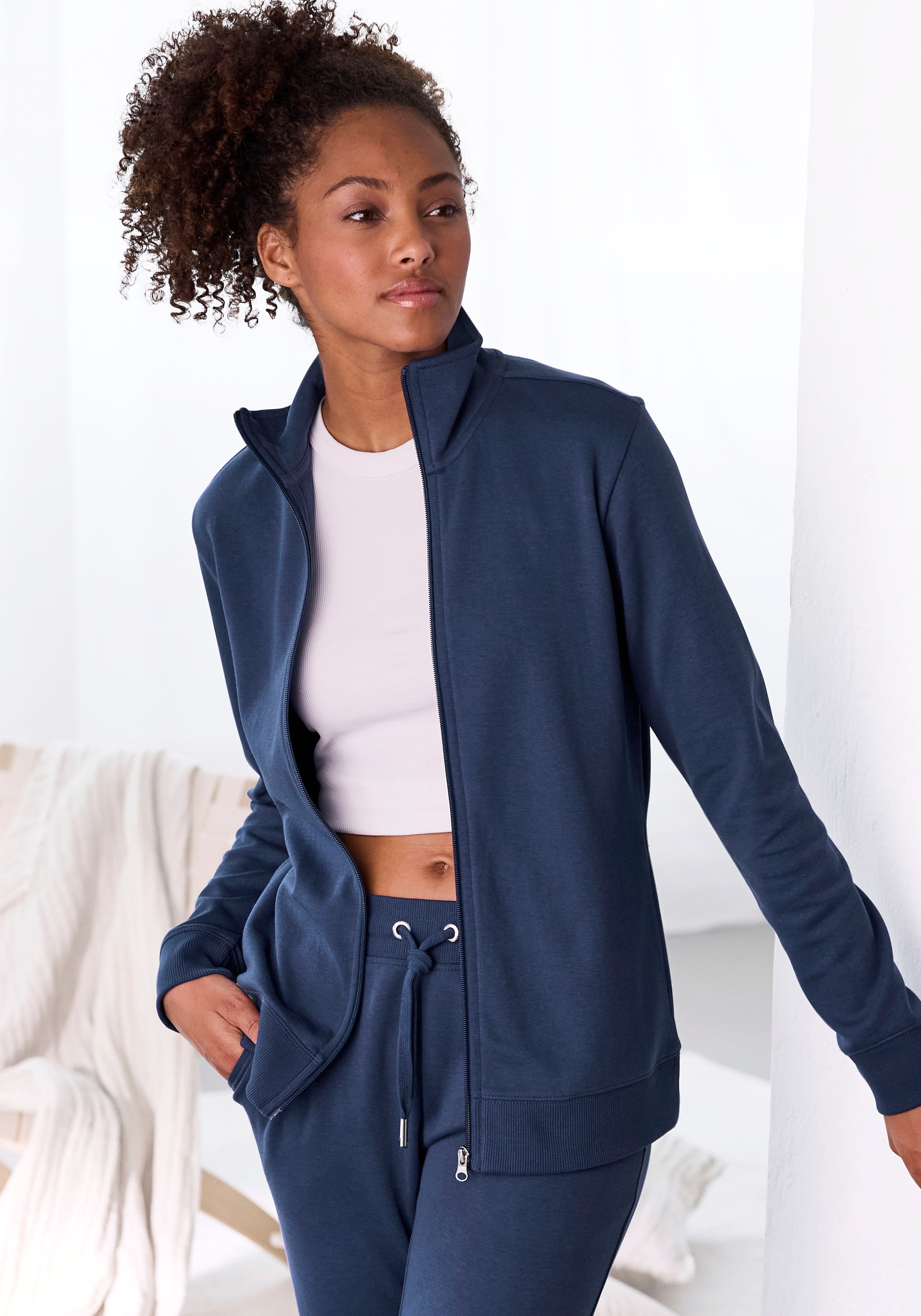 Bench. Loungewear Sweatjacke, mit bestickten Stehkragen, Loungeanzug