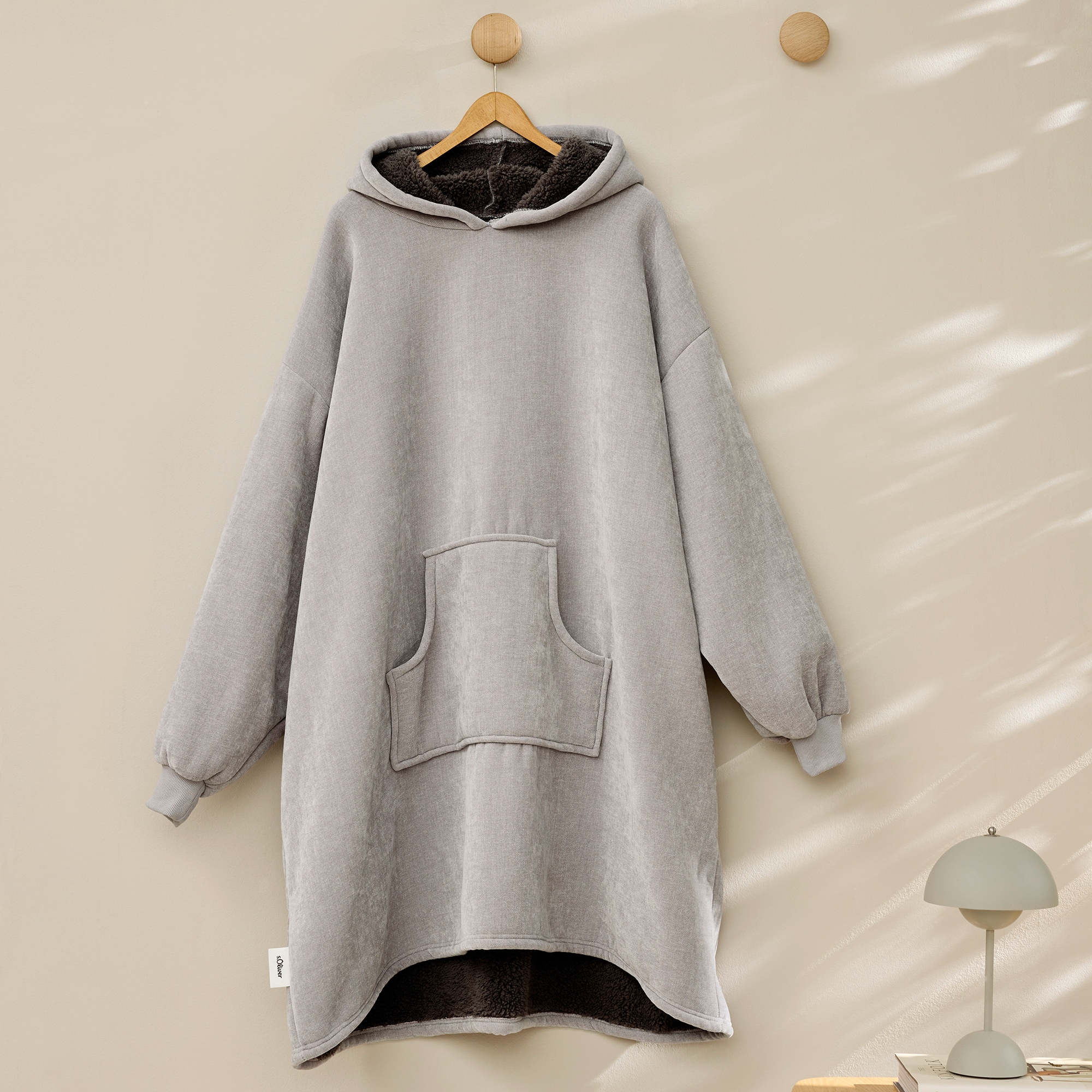 s.Oliver Wohndecke »s.Oliver Lounge Hoodie« mit Kapuze, Ärmeln und Tasche