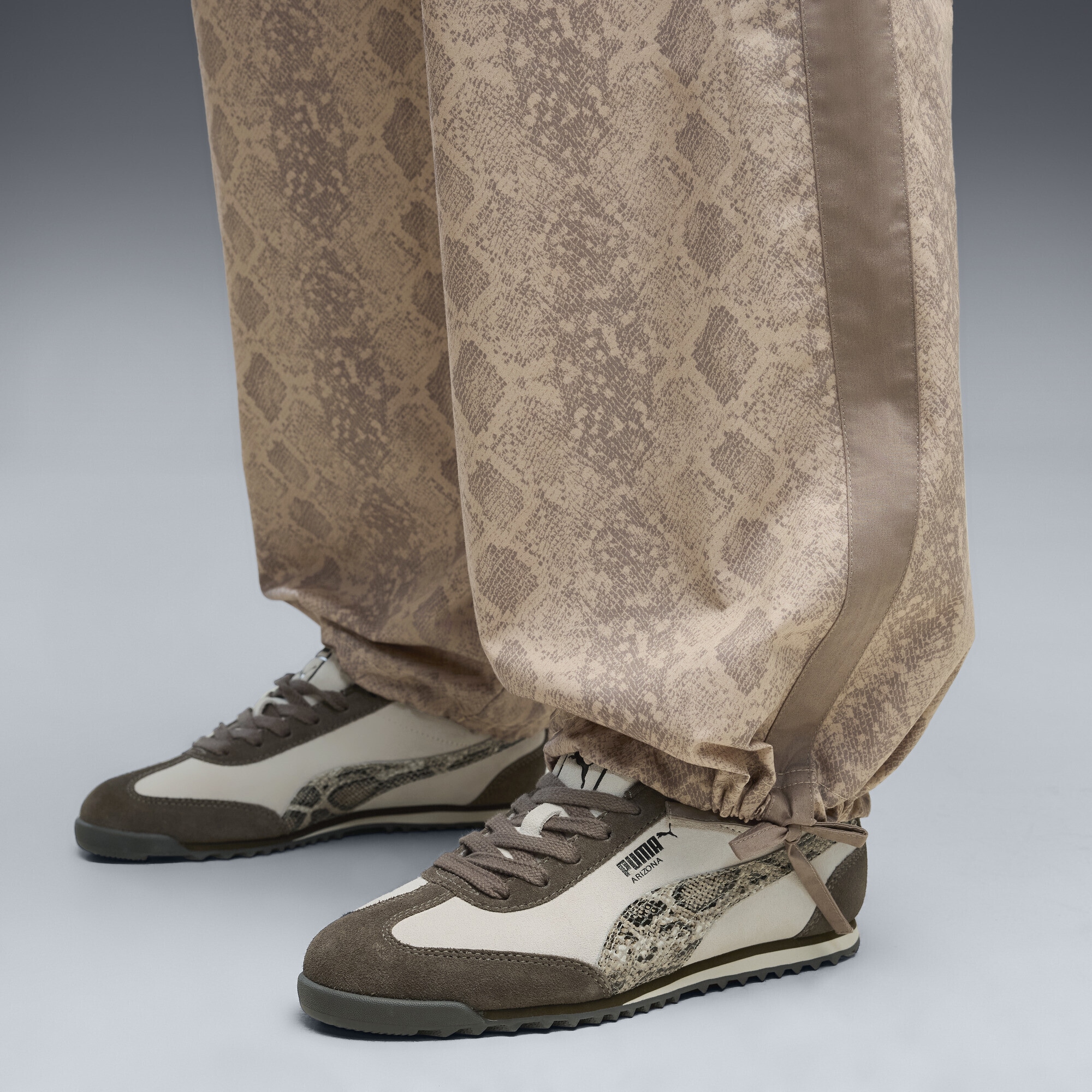 PUMA Sporthose »T7 Relaxed Snake Print Hose Damen«