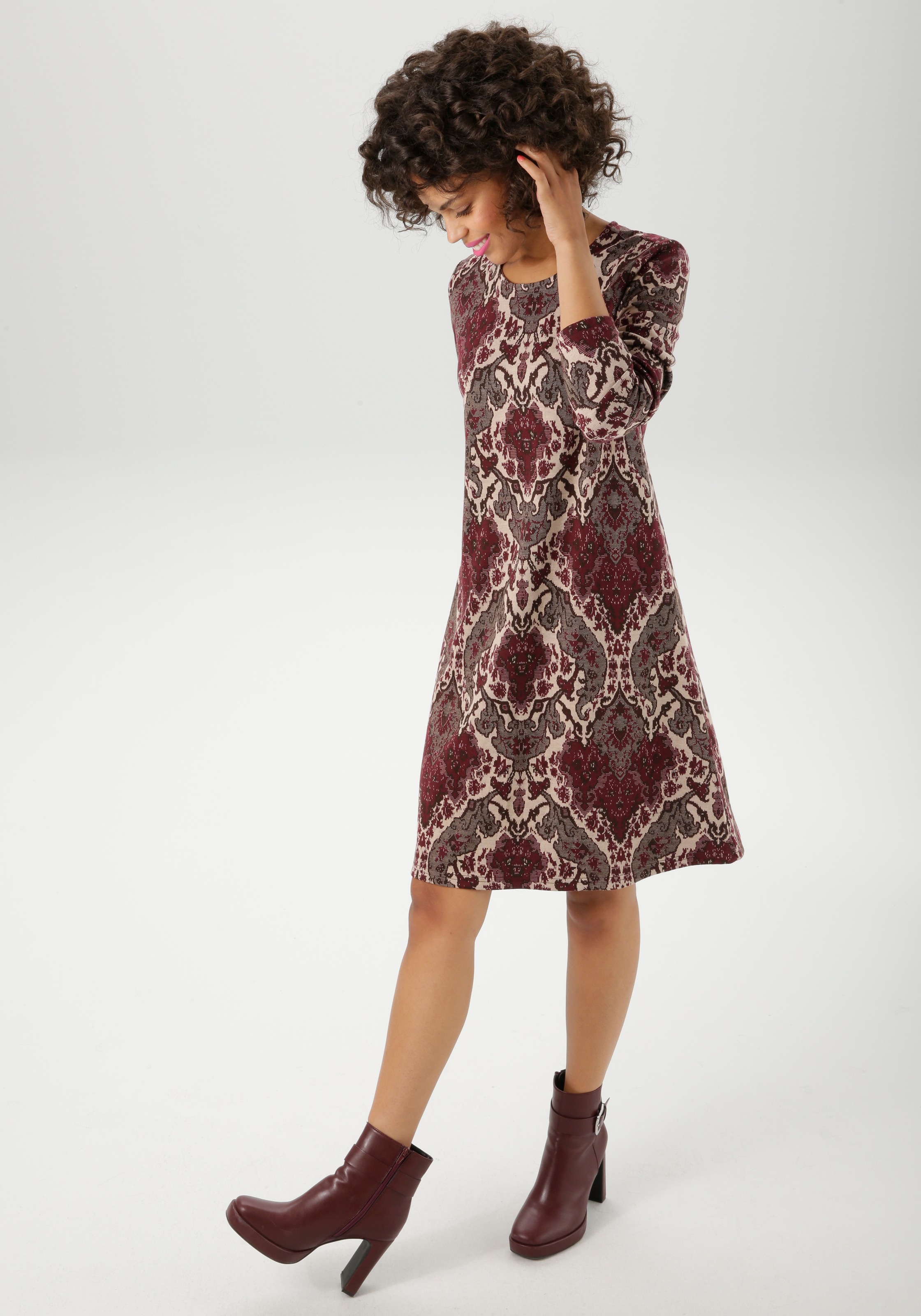 Aniston CASUAL A-Linien-Kleid, mit extravagantem Ornament-Muster - NEUE KOLLEKTION