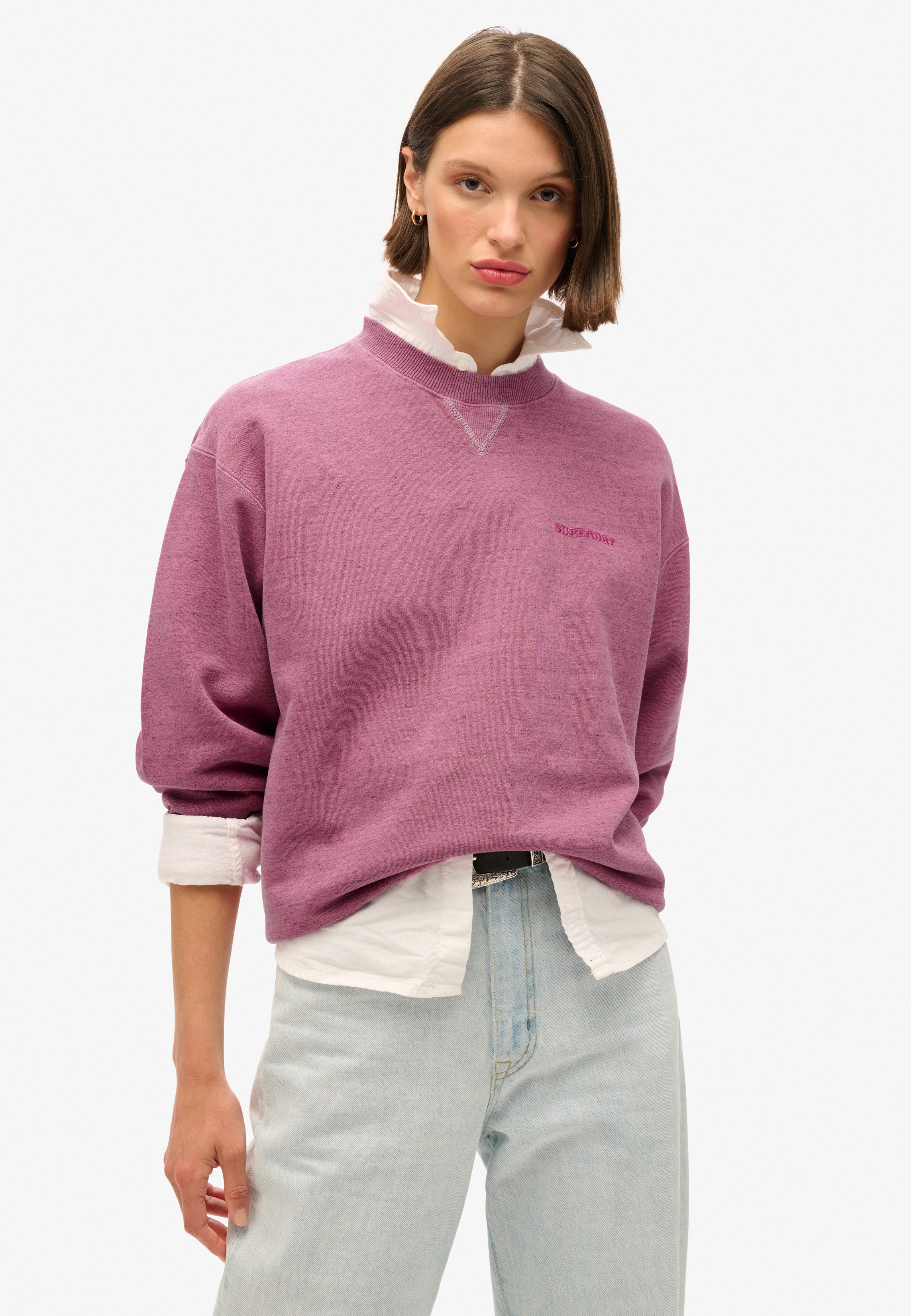 Superdry Sweatshirt "ESSENTIAL LOGO OVERDYED SWEAT", lässig geschnitten, aus Baumwolle und Sweatware, mit Stickerei