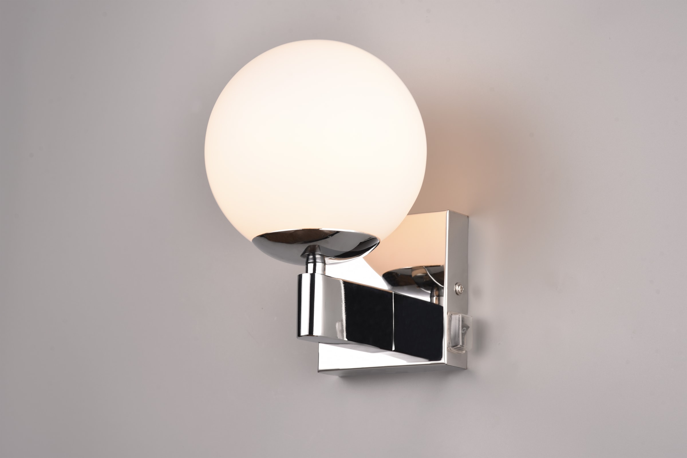 TRIO Leuchten Wandleuchte »KULA, Badezimmer Wandlampe, exkl. 1x E14 max 10W, mit Schalter, IP44«, 1 flammig, Leuchtmittel E14 | Leuchtmittel wechselbar, Badlampe, Badleuchte mit Glasschirm Ø 14cm, chromfarbig, Kippschalter