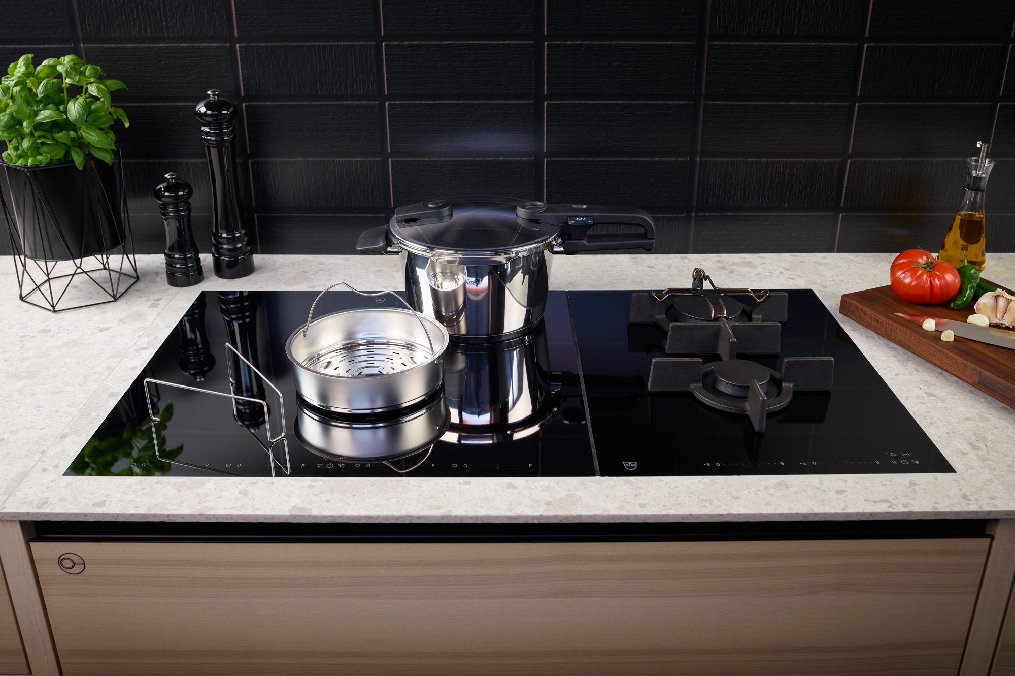 Thumbnail - Fissler Schnellkochtopf "Vitaquick Edition" Set, Schnellkochtopf 4,5 oder 6 Liter mit Deckel und Dünsteinsatz, 2 Stk. tl...