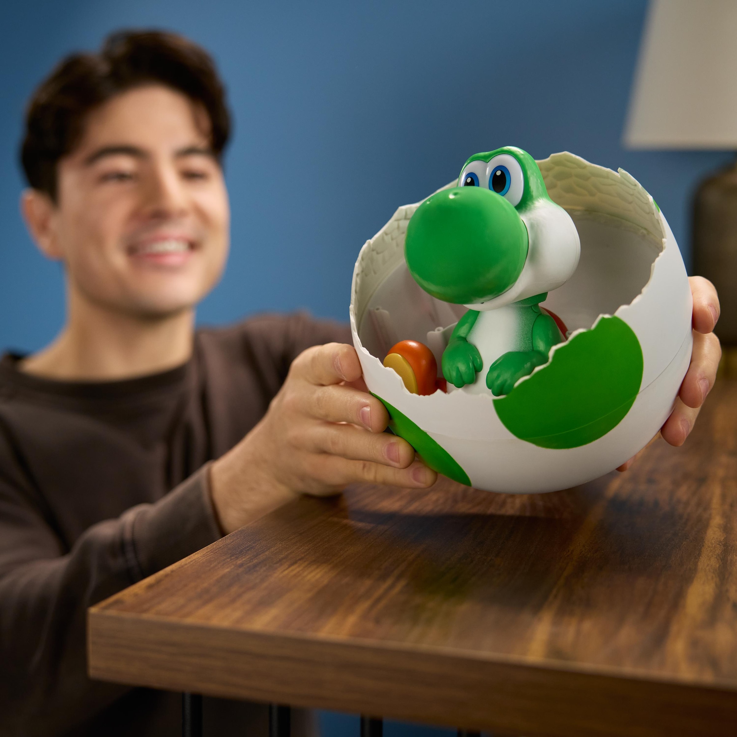 Spin Master Spielfigur »Super Mario Galaxy Film, Hatchin' Yoshi, Interaktiver Yoshi im Ei« mit Sound- und Bewegungseffekten