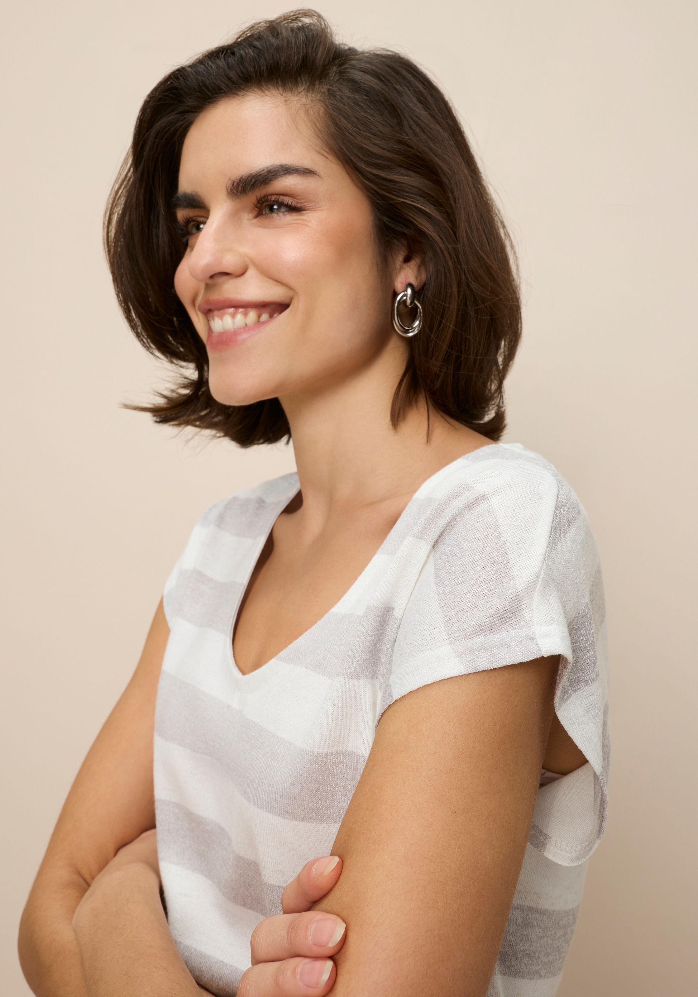 Tamaris V-Shirt mit lässigem Schnitt und Streifen günstig online kaufen