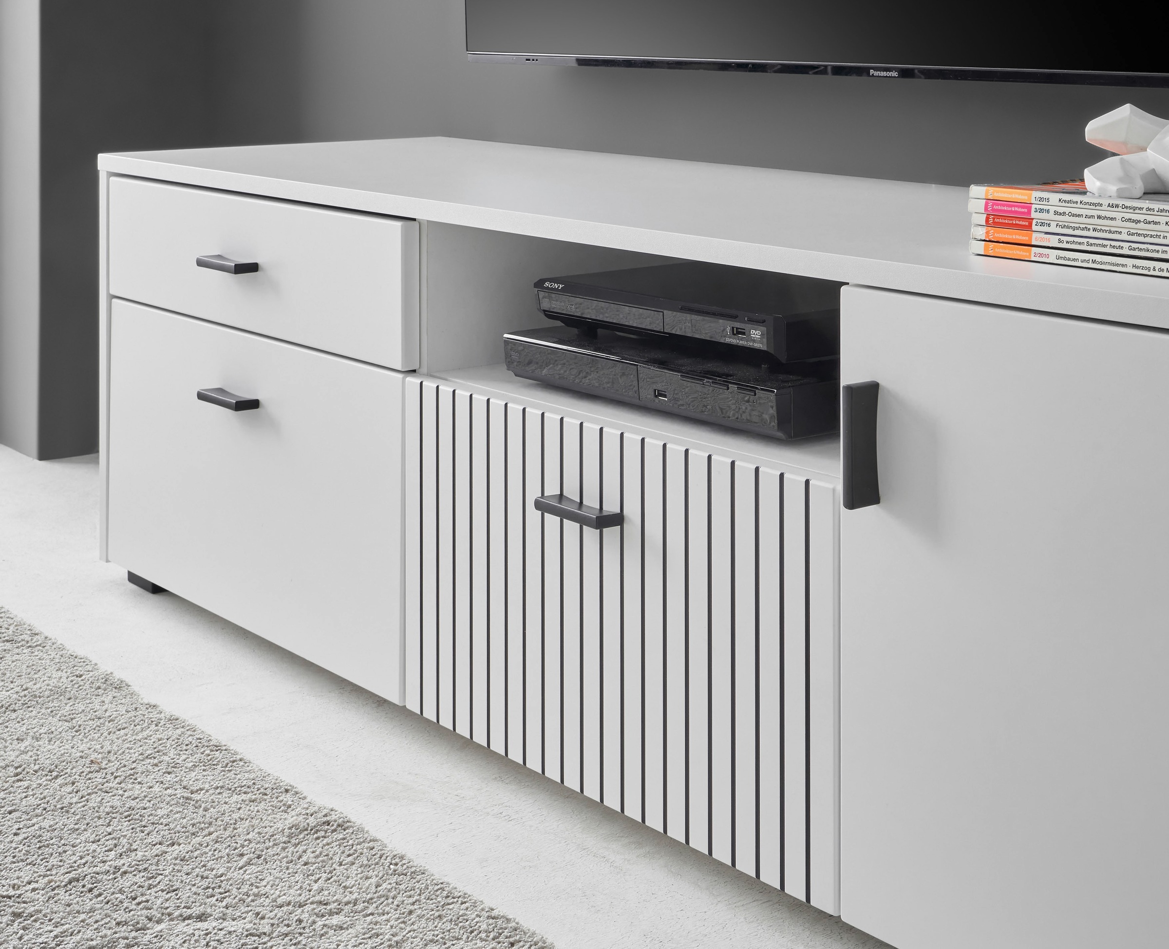 INOSIGN Lowboard »Hudson«, in moderner Trendfarbe, Griffe aus Metall (Schwarz), Breite 150 cm