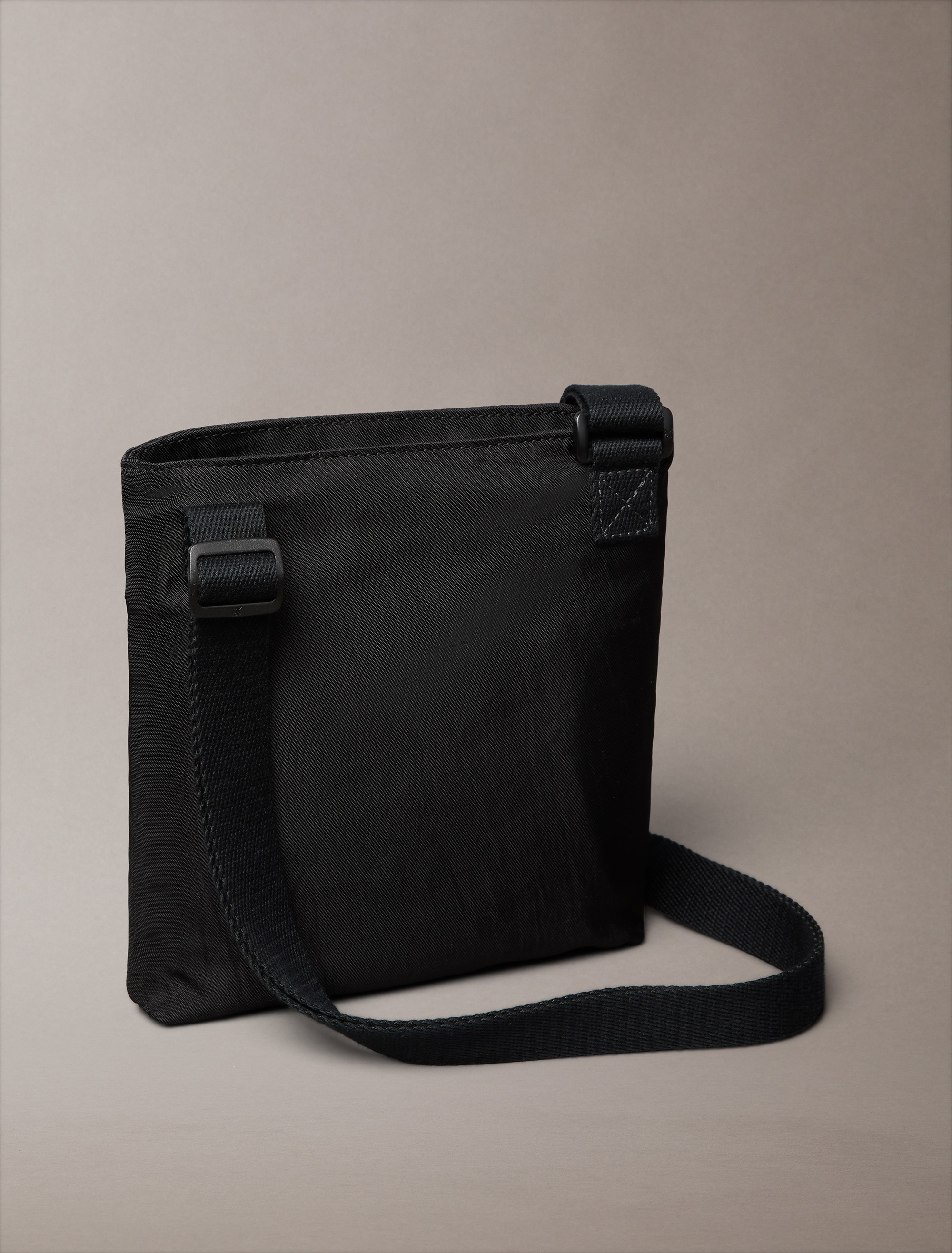 Calvin Klein Umhängetasche »BOLD FLATPACK« Crossbody Bag, Herren Schultertasche, Minibag mit CK-Logo