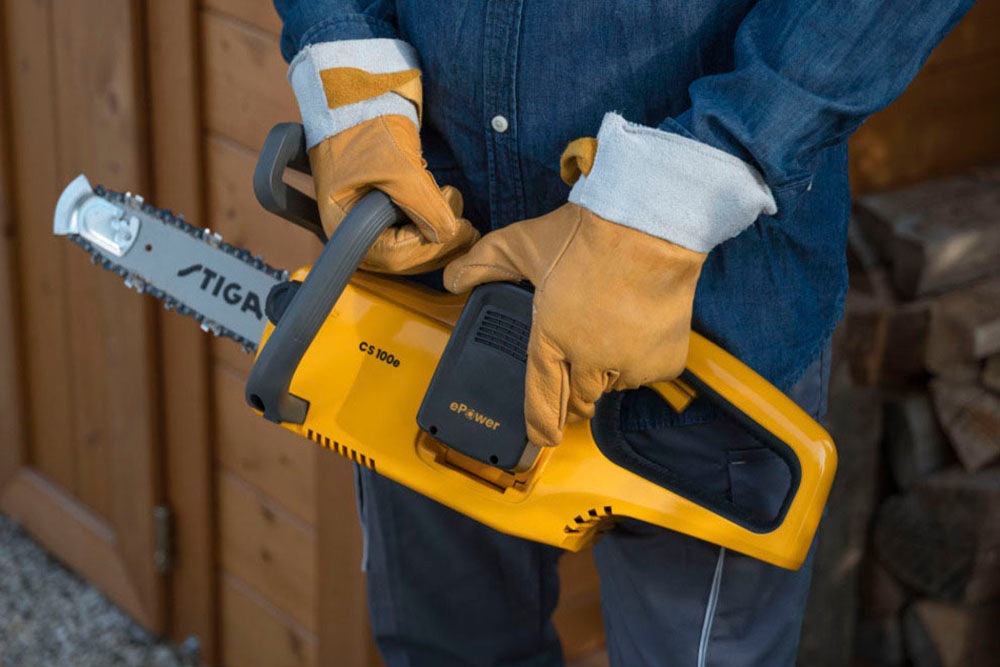 STIGA GARDEN Akku-Kettensäge »CS 100e« Set, Inkl. 2x 20 V (2 Ah) Akku, Wandhalterung und Ladegerät, 