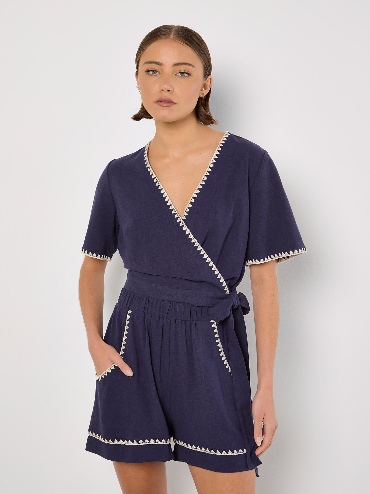 Apricot Wickelbluse »Wickeltop aus Leinenmischung« mit besticktem Saum
