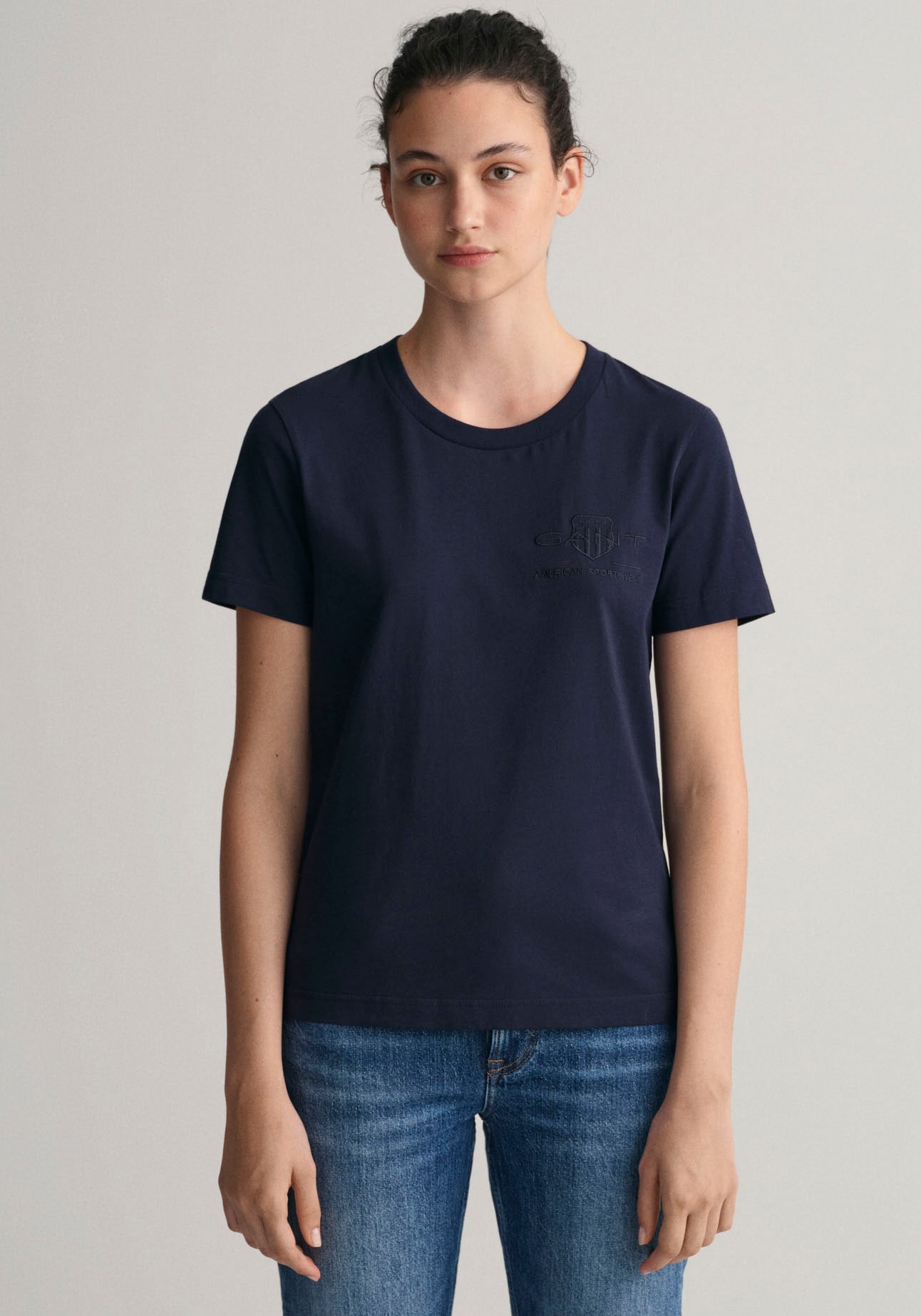 Gant T-Shirt »REG TONAL SHIELD bestellen an Saumkanten mit den T-SHIRT«, BAUR | Zwillingsnähten KA