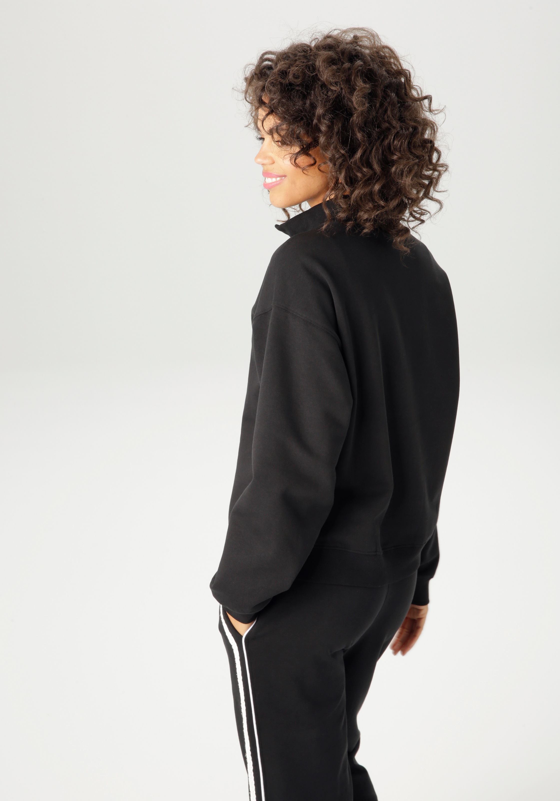 Aniston CASUAL Sweatshirt, aufwändig mit Stickerei und Spitzenbändern verzi günstig online kaufen