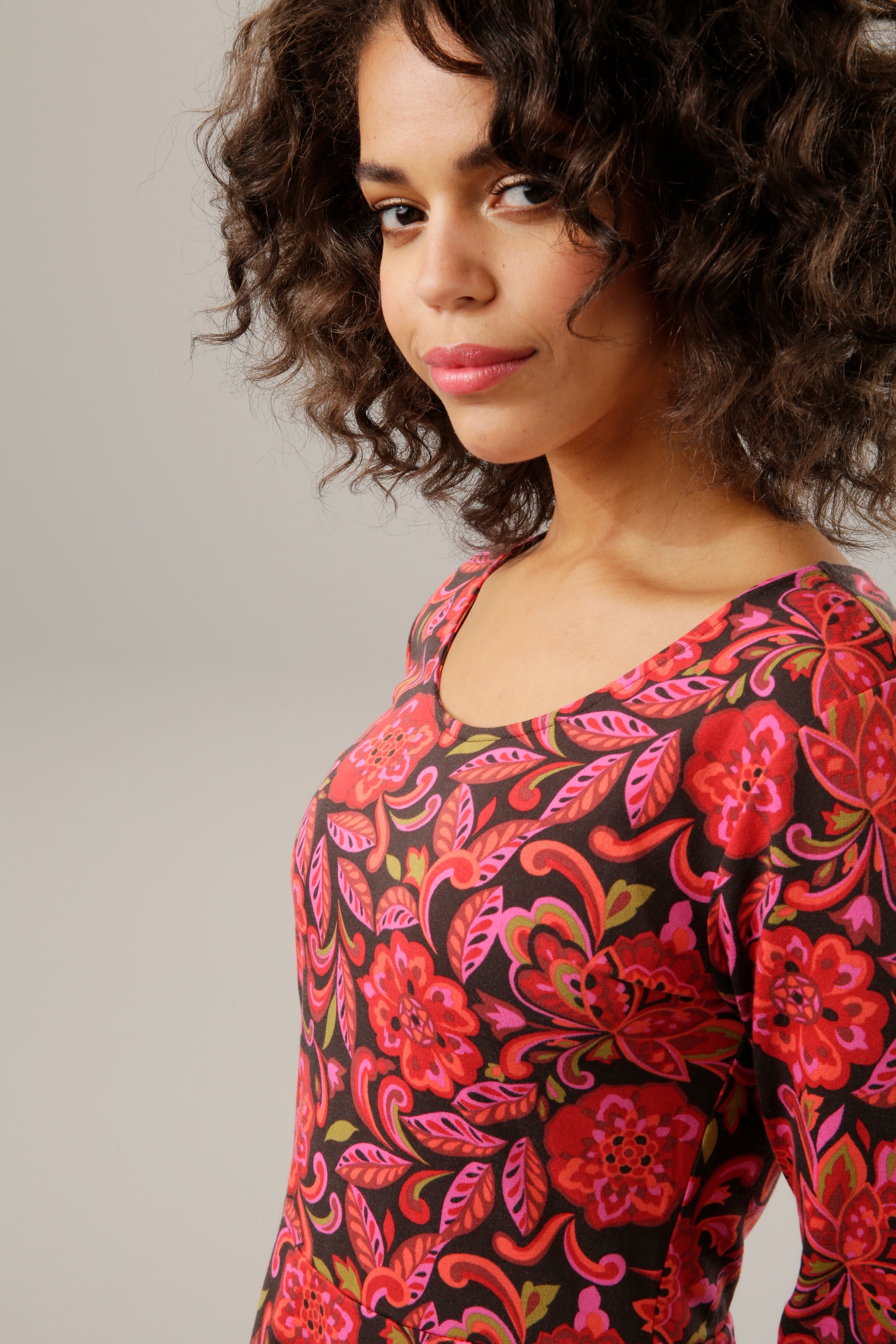 harmonischem | mit CASUAL Jerseykleid, Blumendruck BAUR kaufen Aniston für