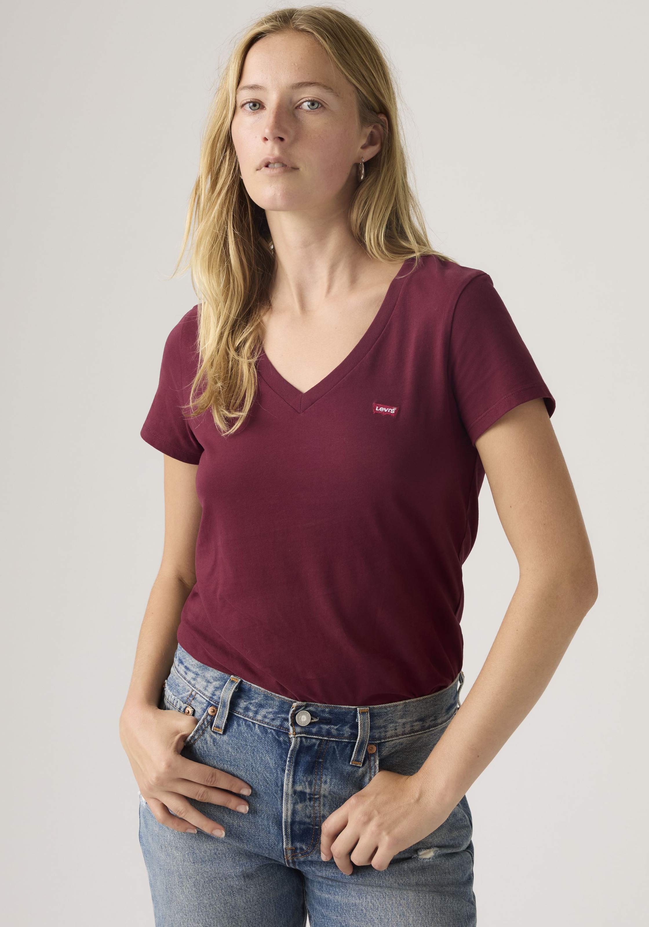 Levis V-Shirt "Perfect Tee" mit kleinem Batwing- Logo günstig online kaufen